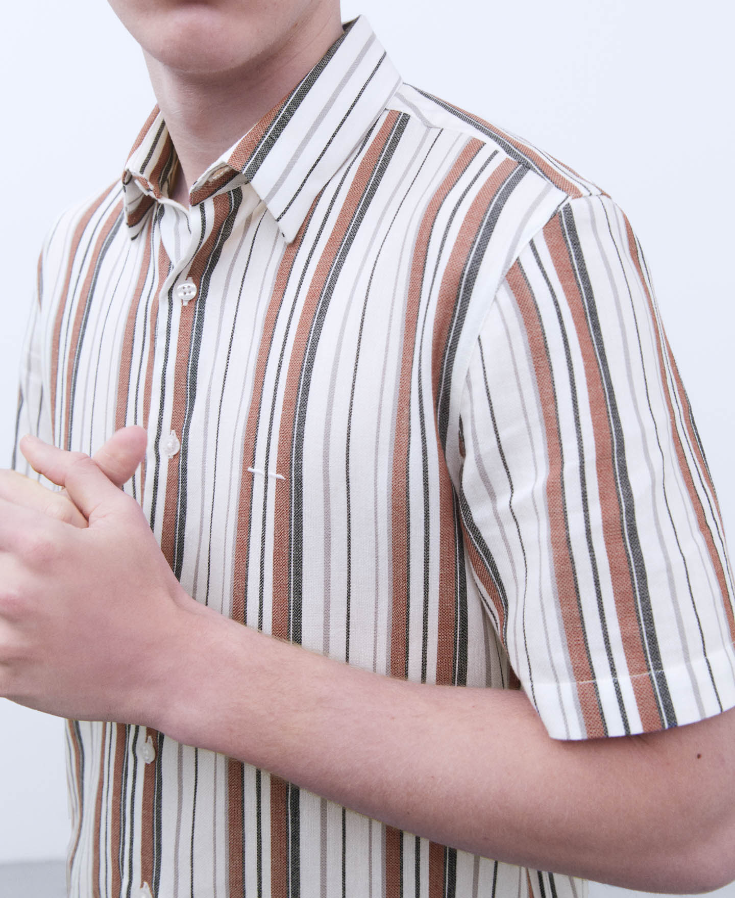 Short sleeve striped shirt image number 3