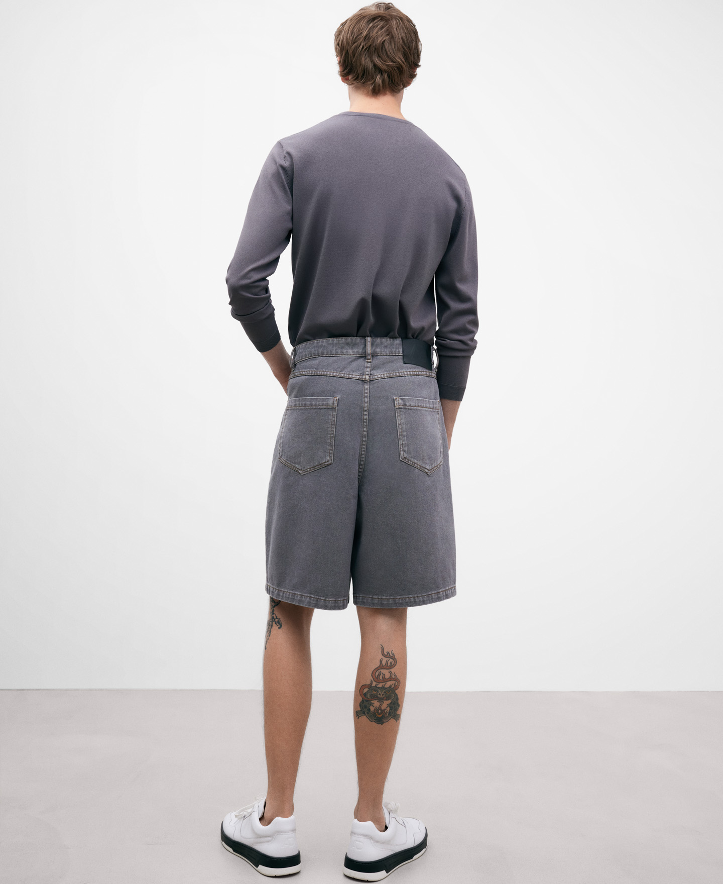 Grey denim Bermuda shorts for men image number 2