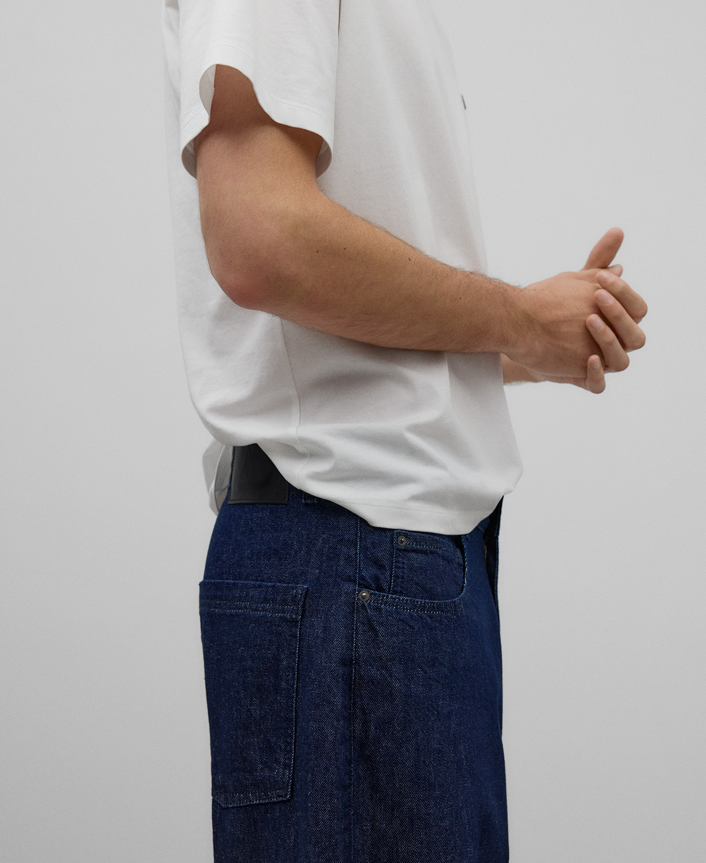 Pantal&oacute;n denim algod&oacute;n carrot fit hombre image number 3