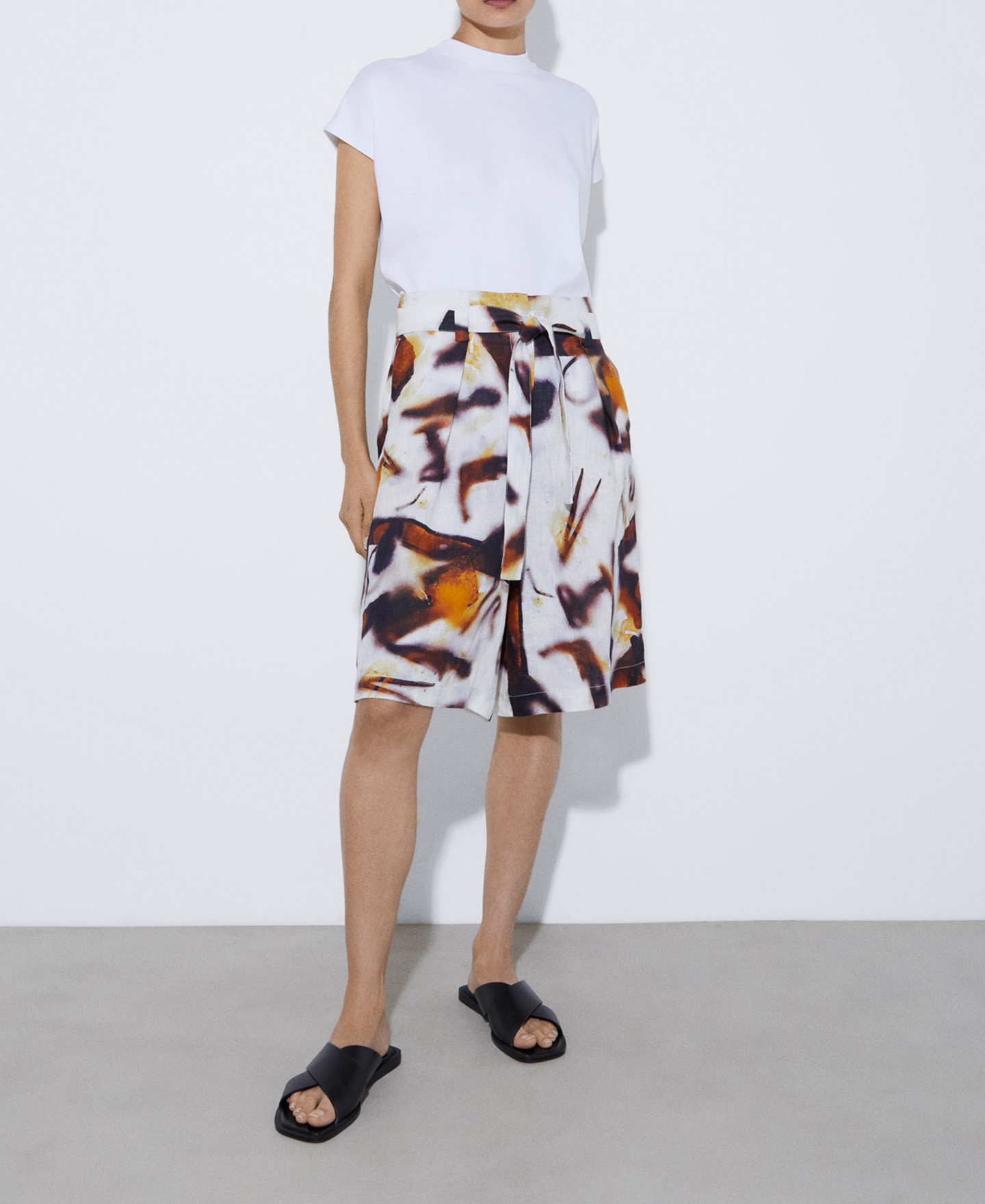 Knee-length linen Bermuda shorts image number 1