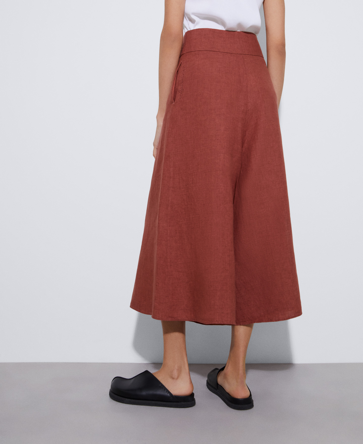 Cropped trousers in European linen image number 2