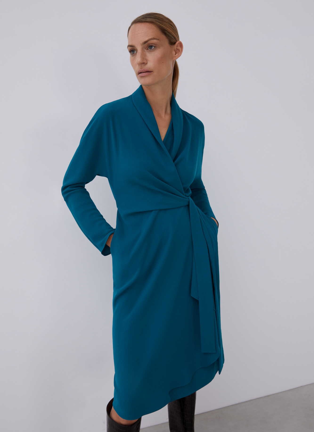 Vestido cruzado midi godet lateral image number 0