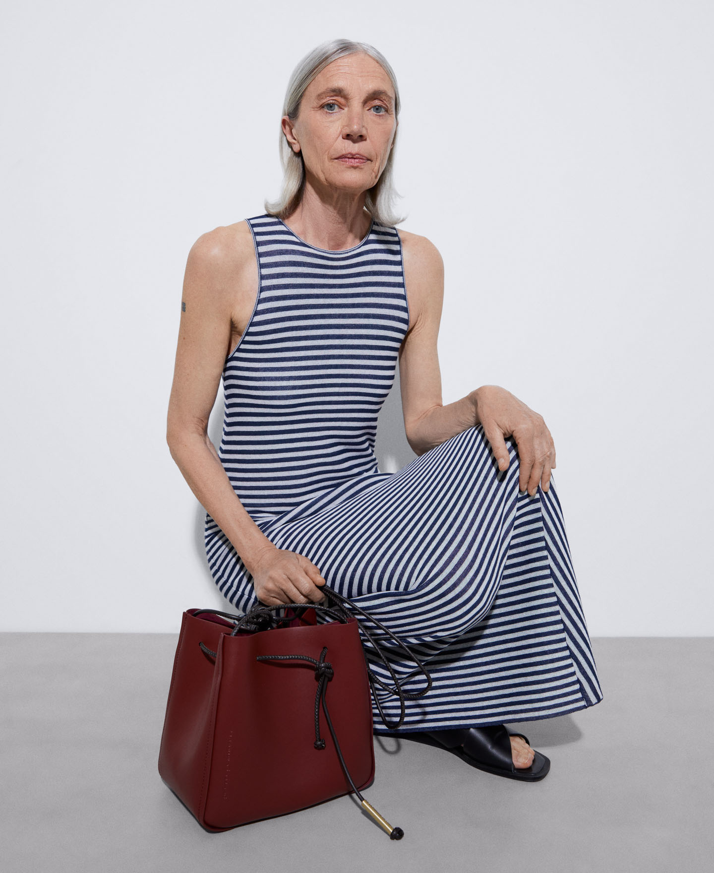 Responsible leather bucket bag image number 4