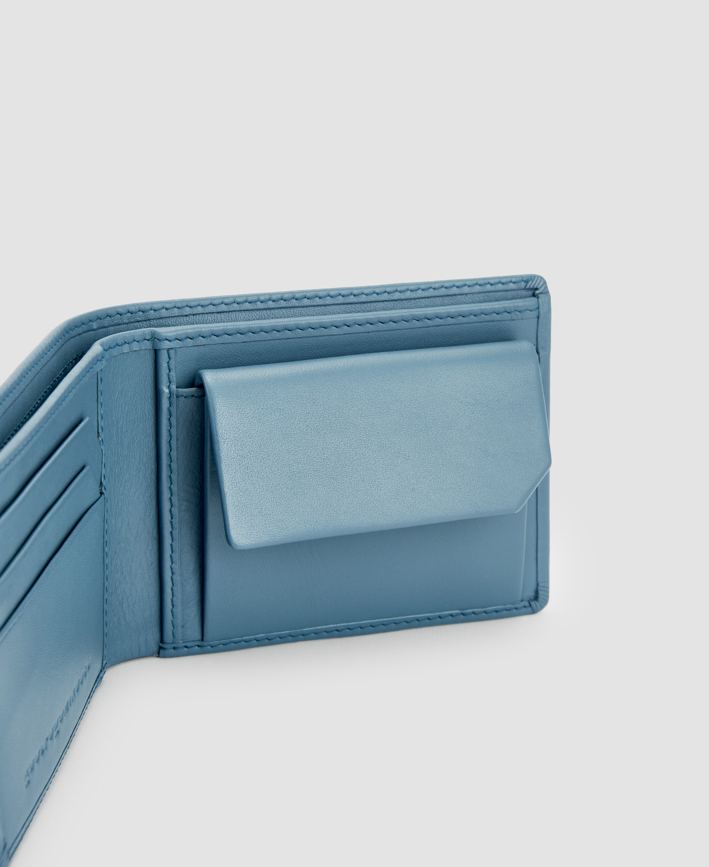 Cartera minimalista en piel bovina image number 2