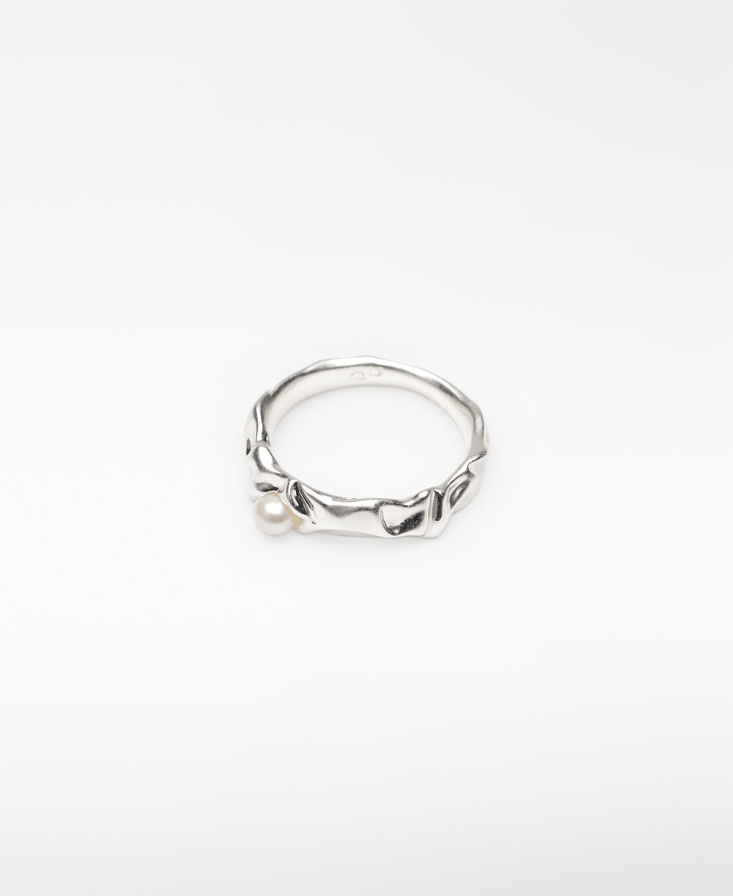 Anillo metálico fino con perla mujer image number 0