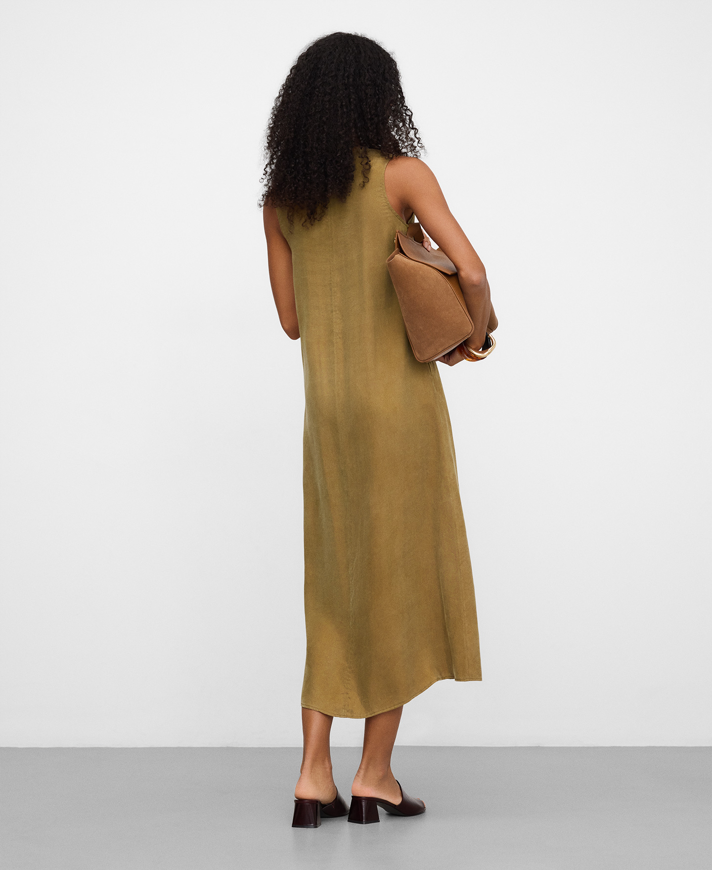 Vestido escote pico image number 2