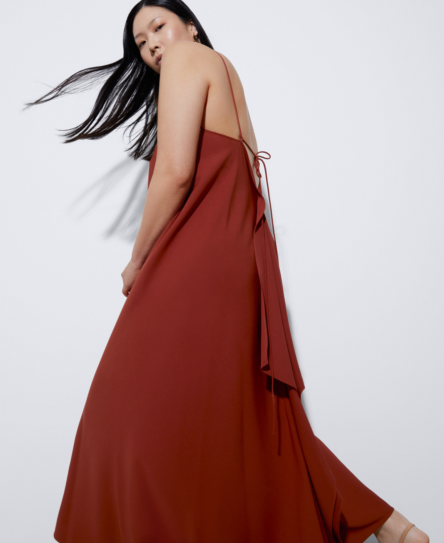 Long dress with flowing drape image number 3