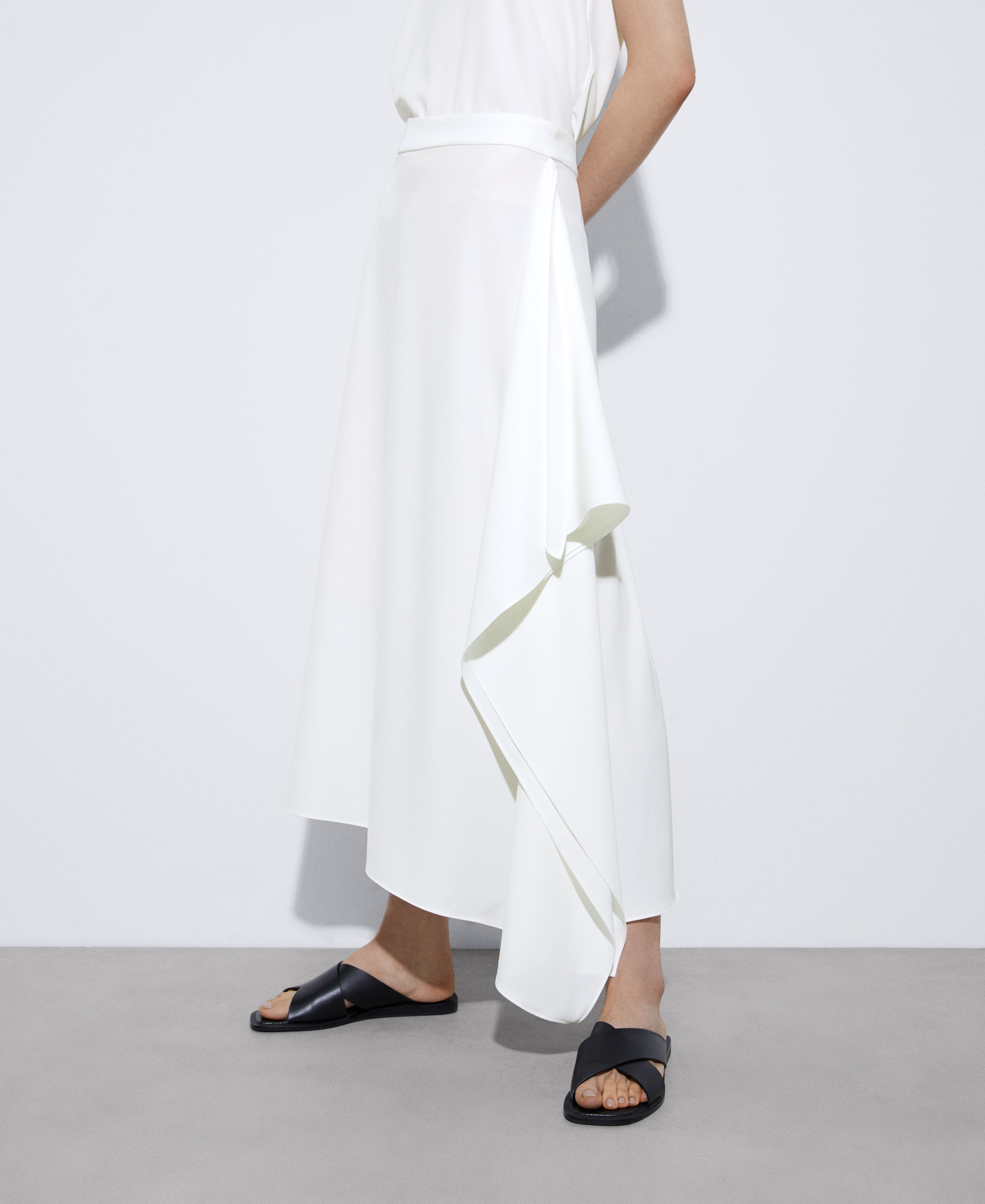 Straight skirt with draped motif image number 0
