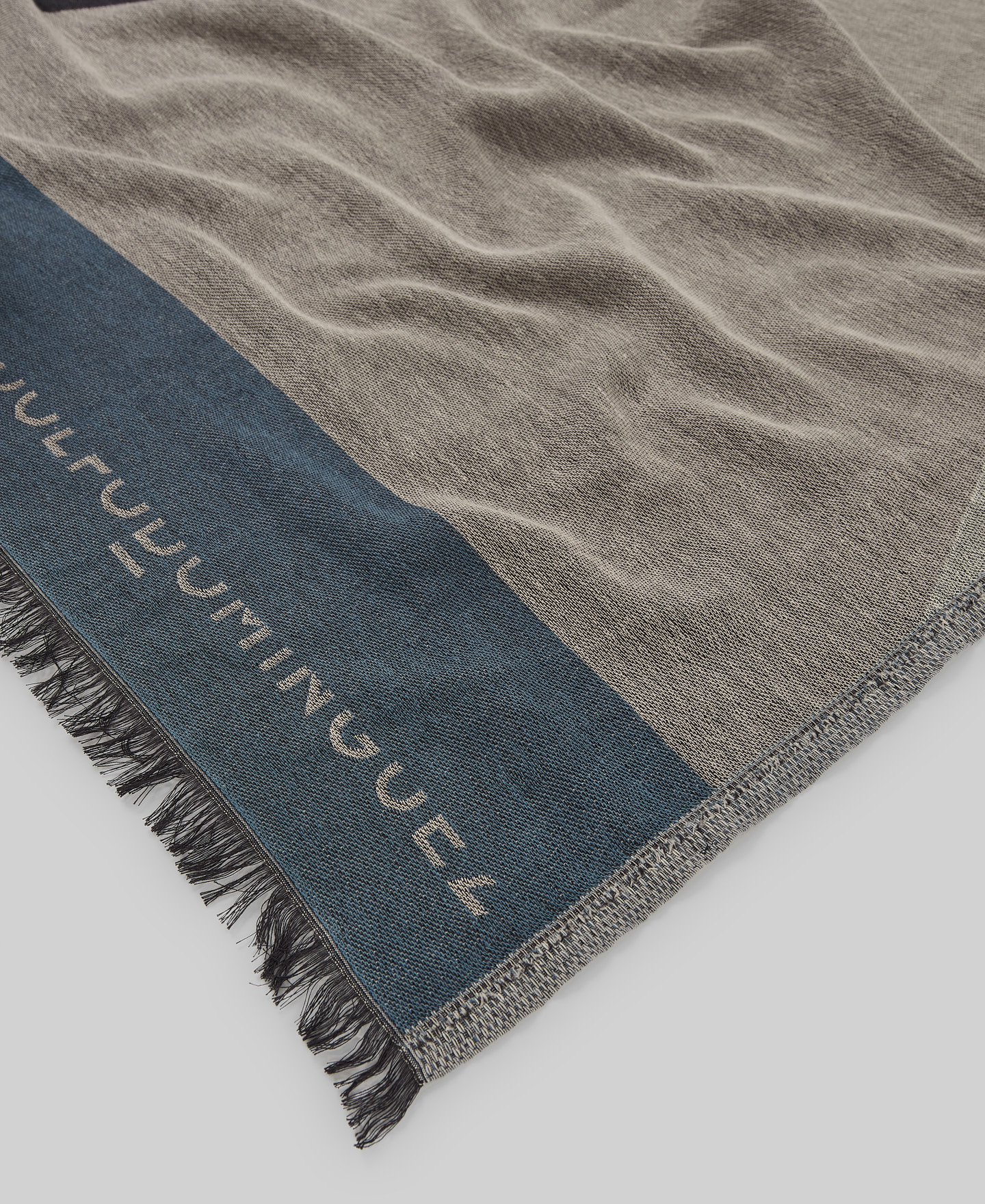 Geometric patterned jacquard shawl woman image number 2