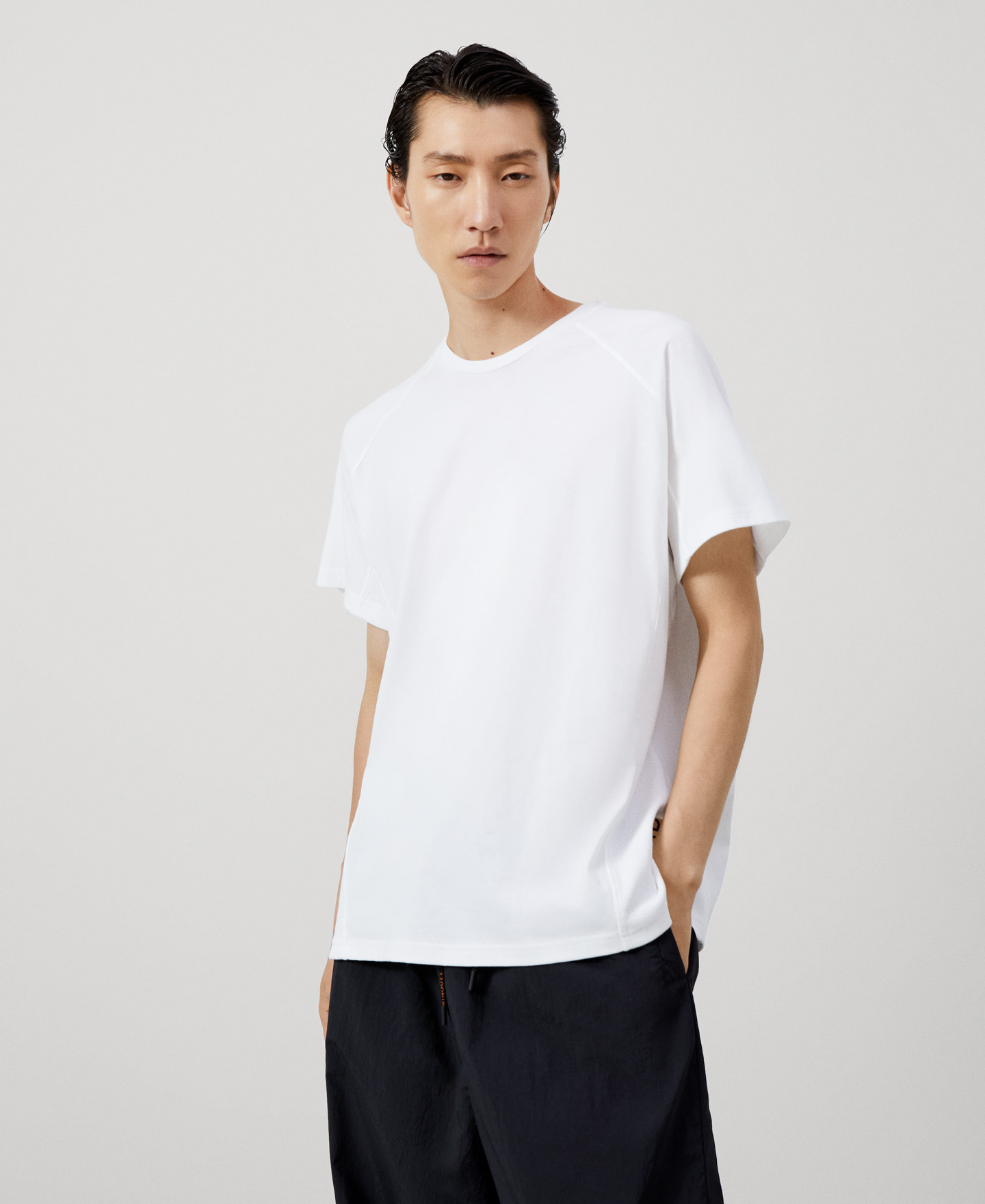 Camiseta oversize cortes en algodón image number 0
