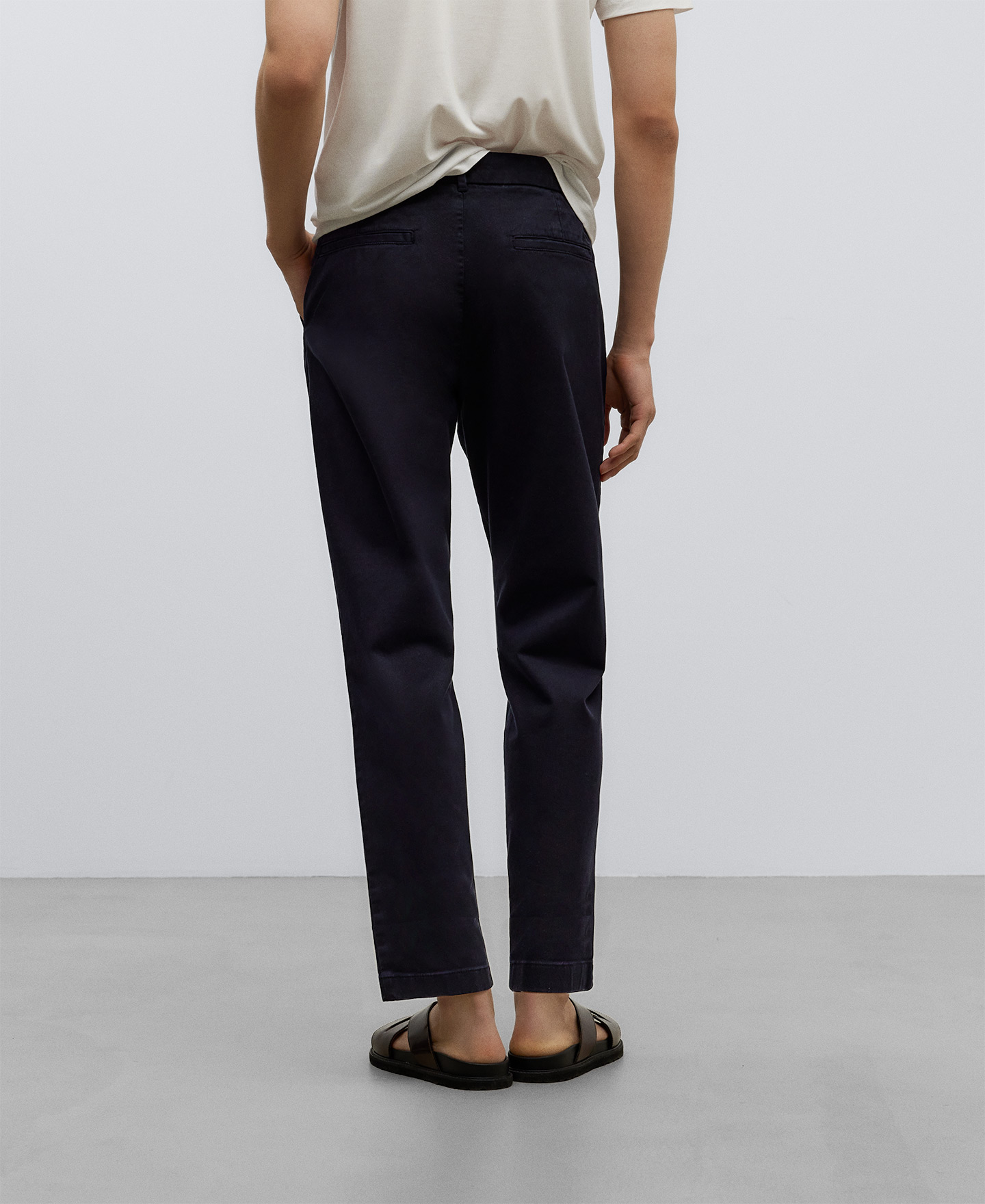 Pantalon chino ample avec des pinces image number 2
