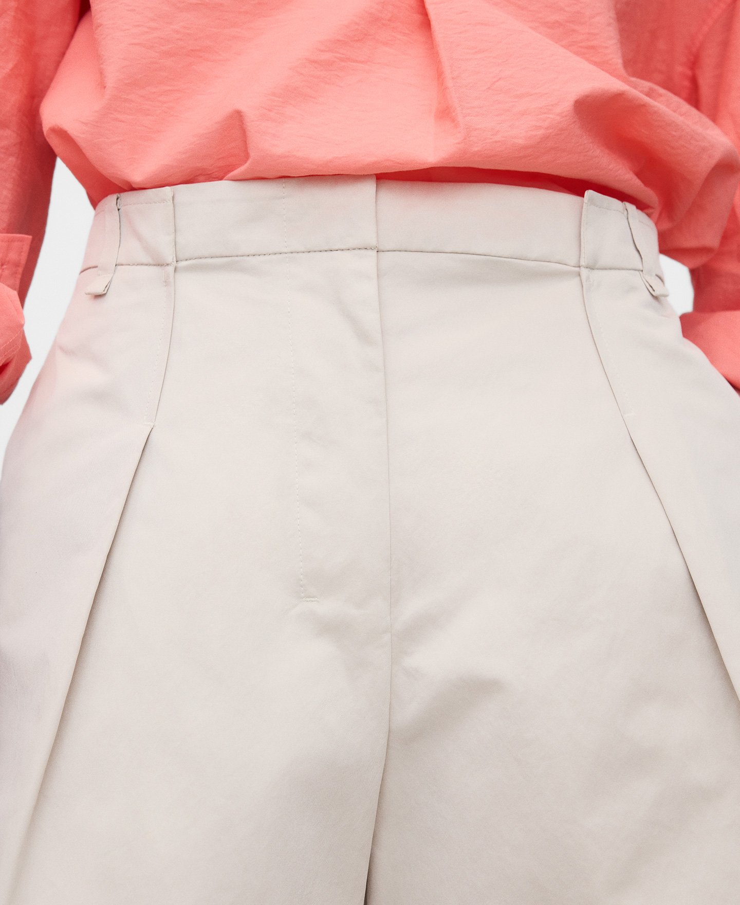 Hight-waist pleated bermuda shorts image number 3