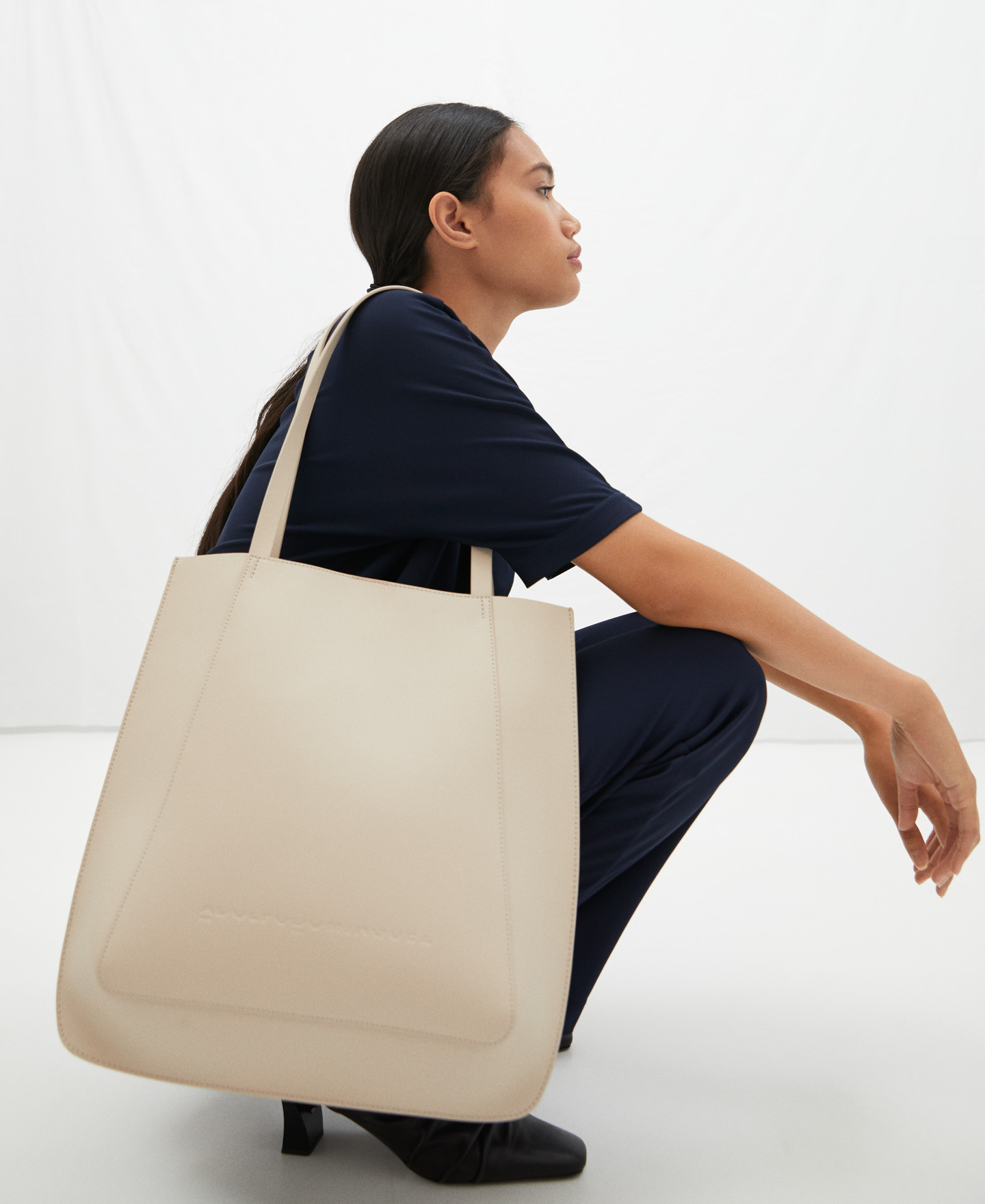 Shopper en piel vaqueta image number 3