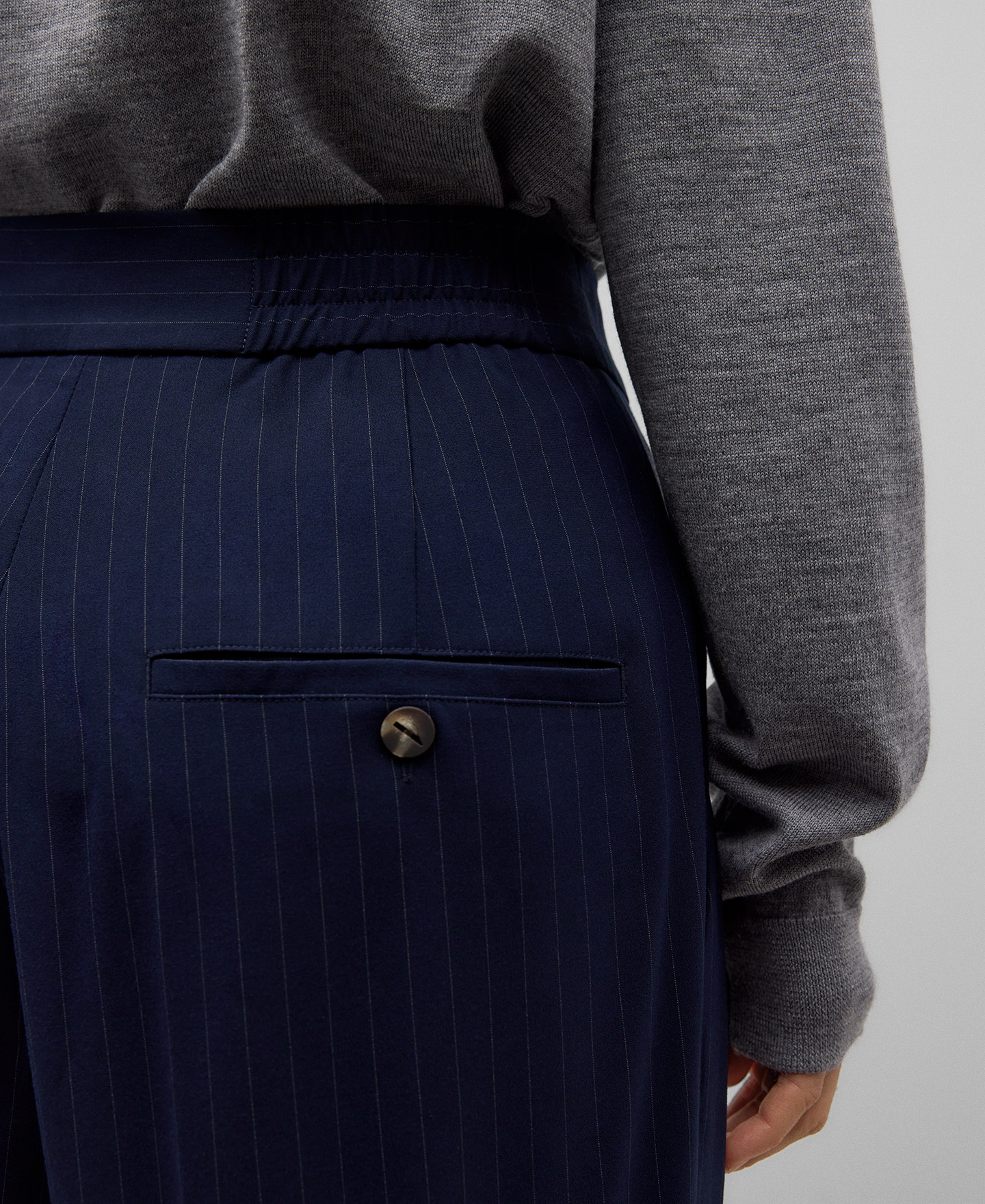 Front-crossed striped trousers woman image number 3
