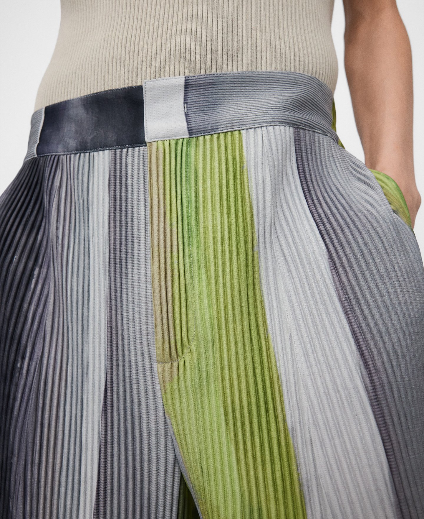 Wide crinkle striped bermuda shorts image number 3