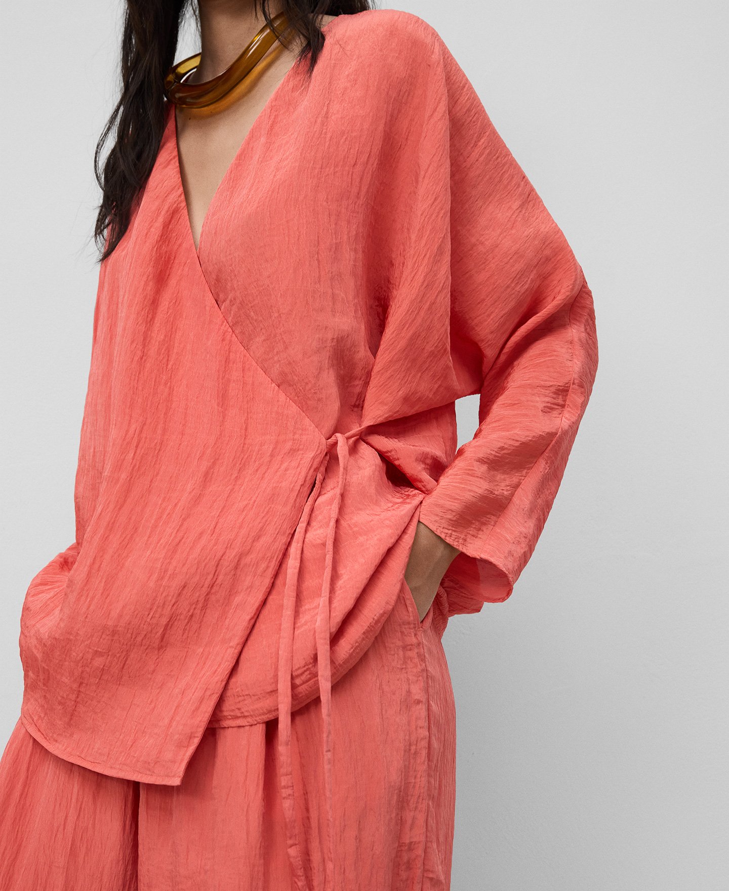Wrinkled wrap blouse woman image number 3