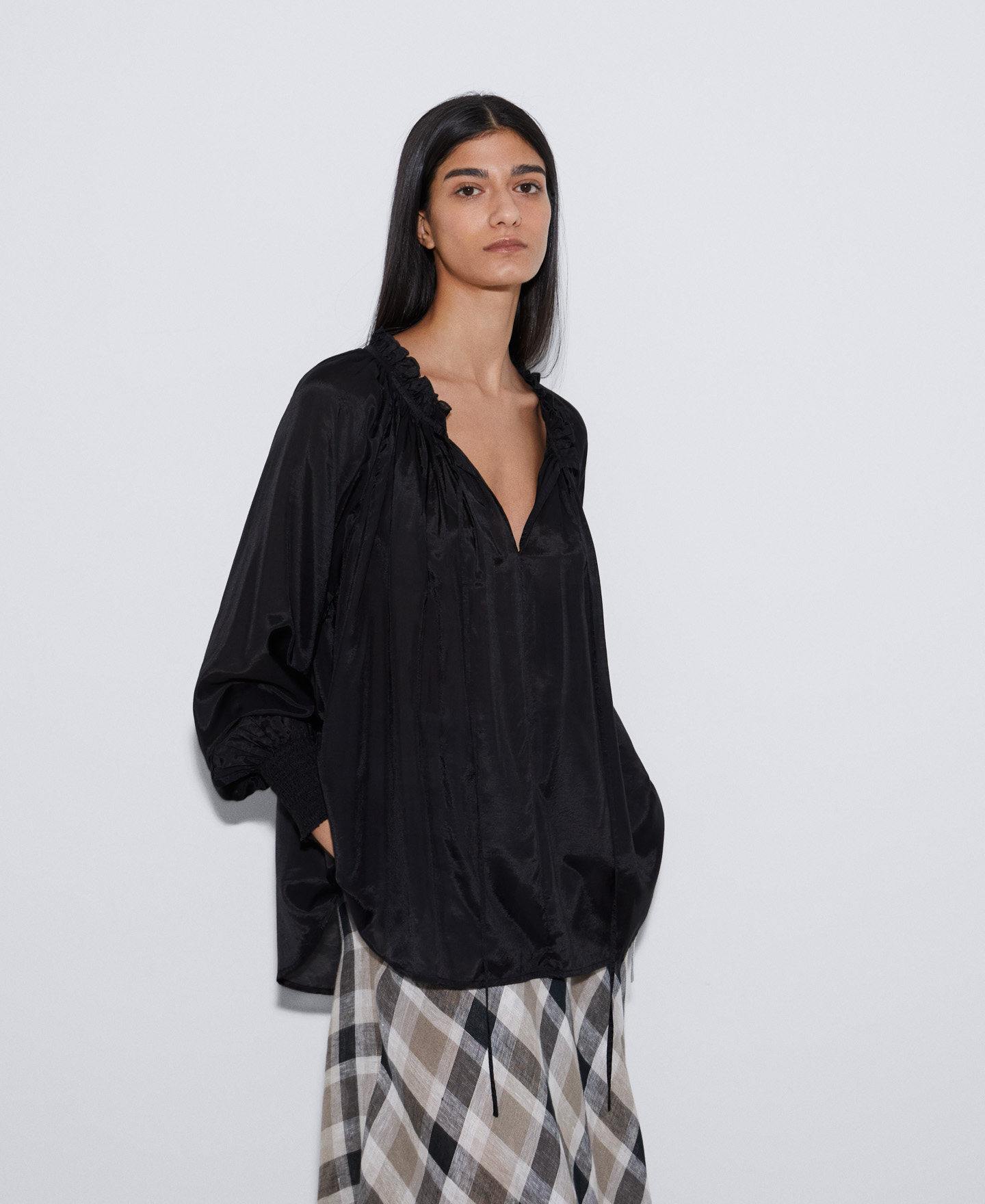 Blusa fruncida con mangas abullonadas image number 0
