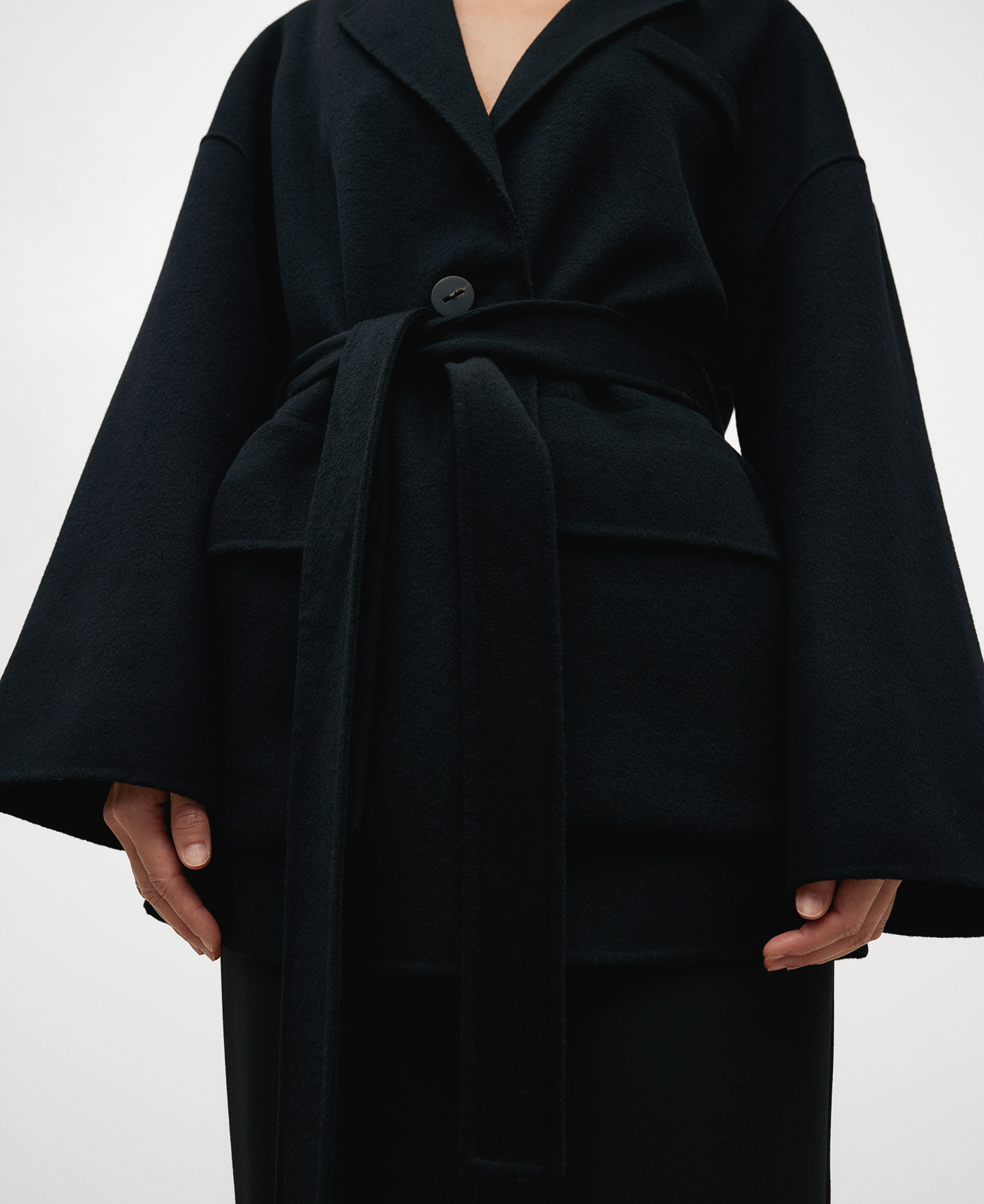 Chaquetón negro en lana merino mujer image number 3