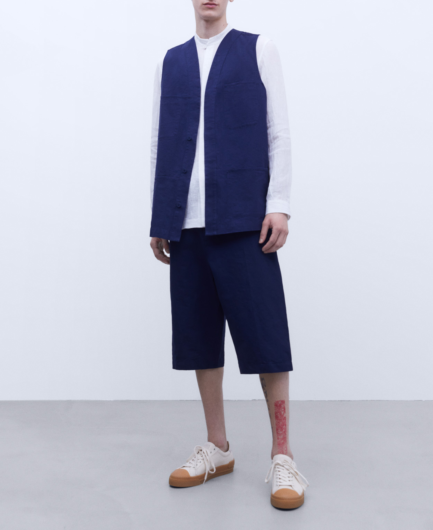 European linen Bermuda shorts image number 1