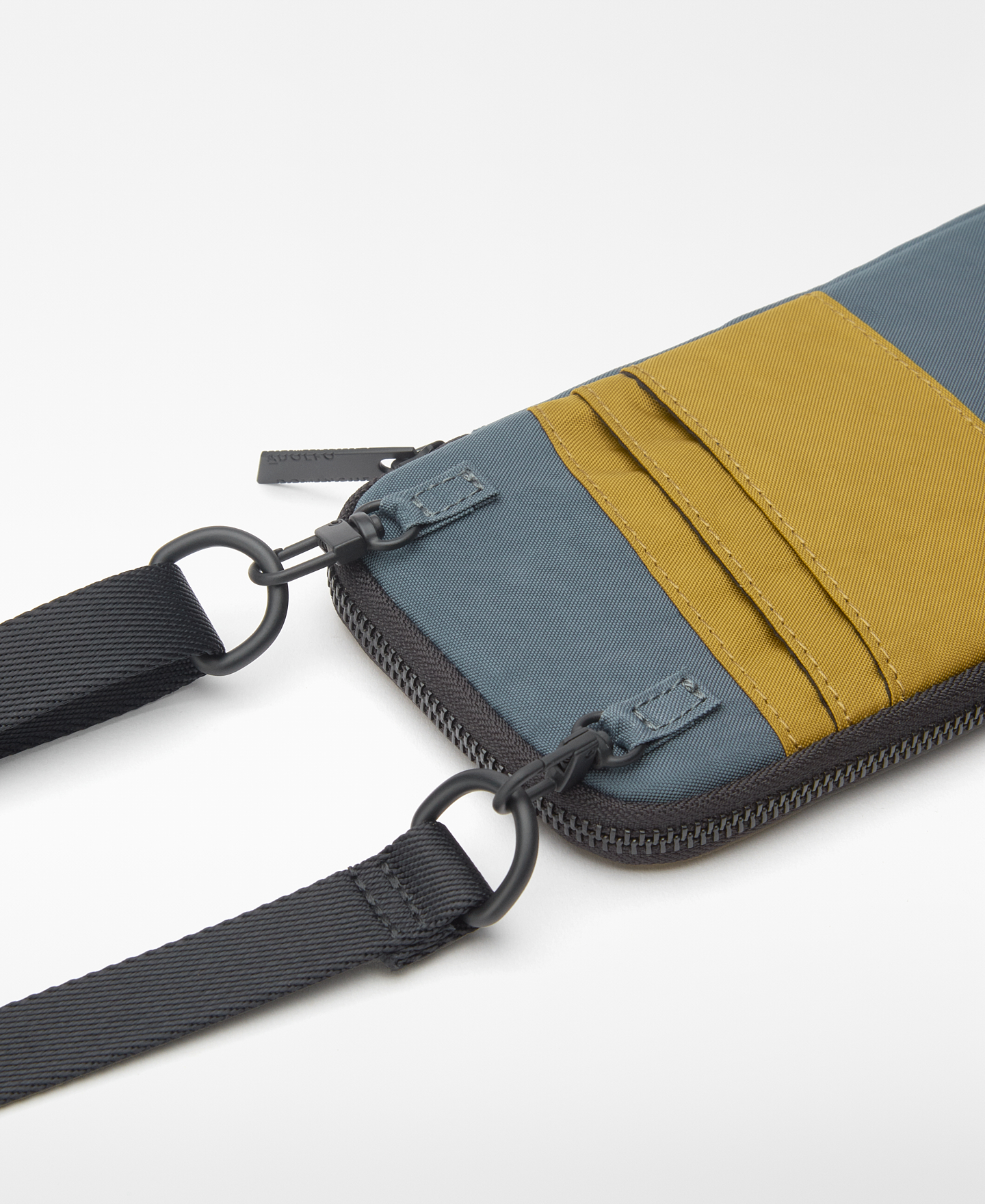 Two-colour mobile phone holder man image number 2