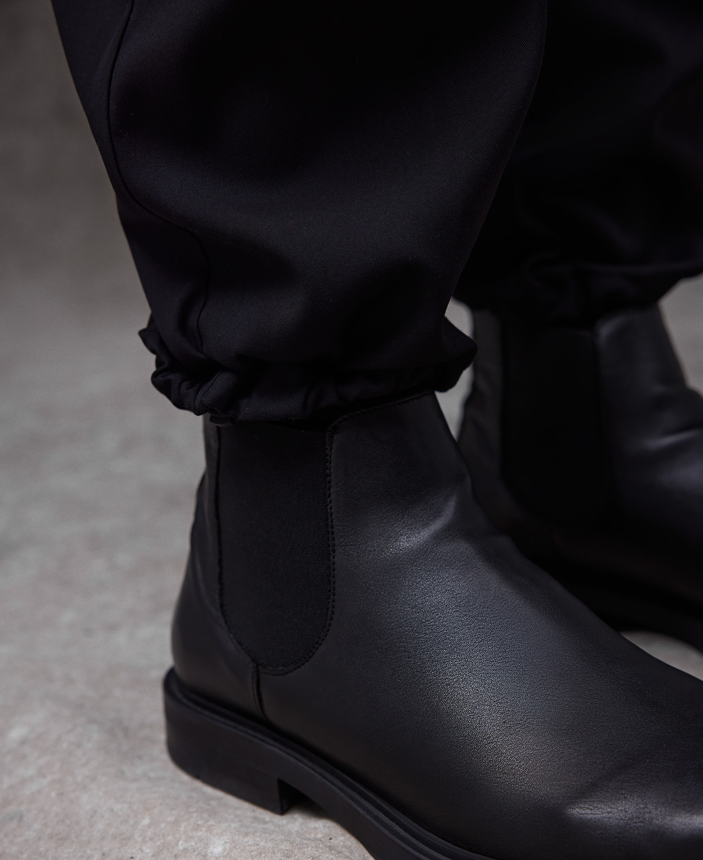 Black tailored trousers man image number 3
