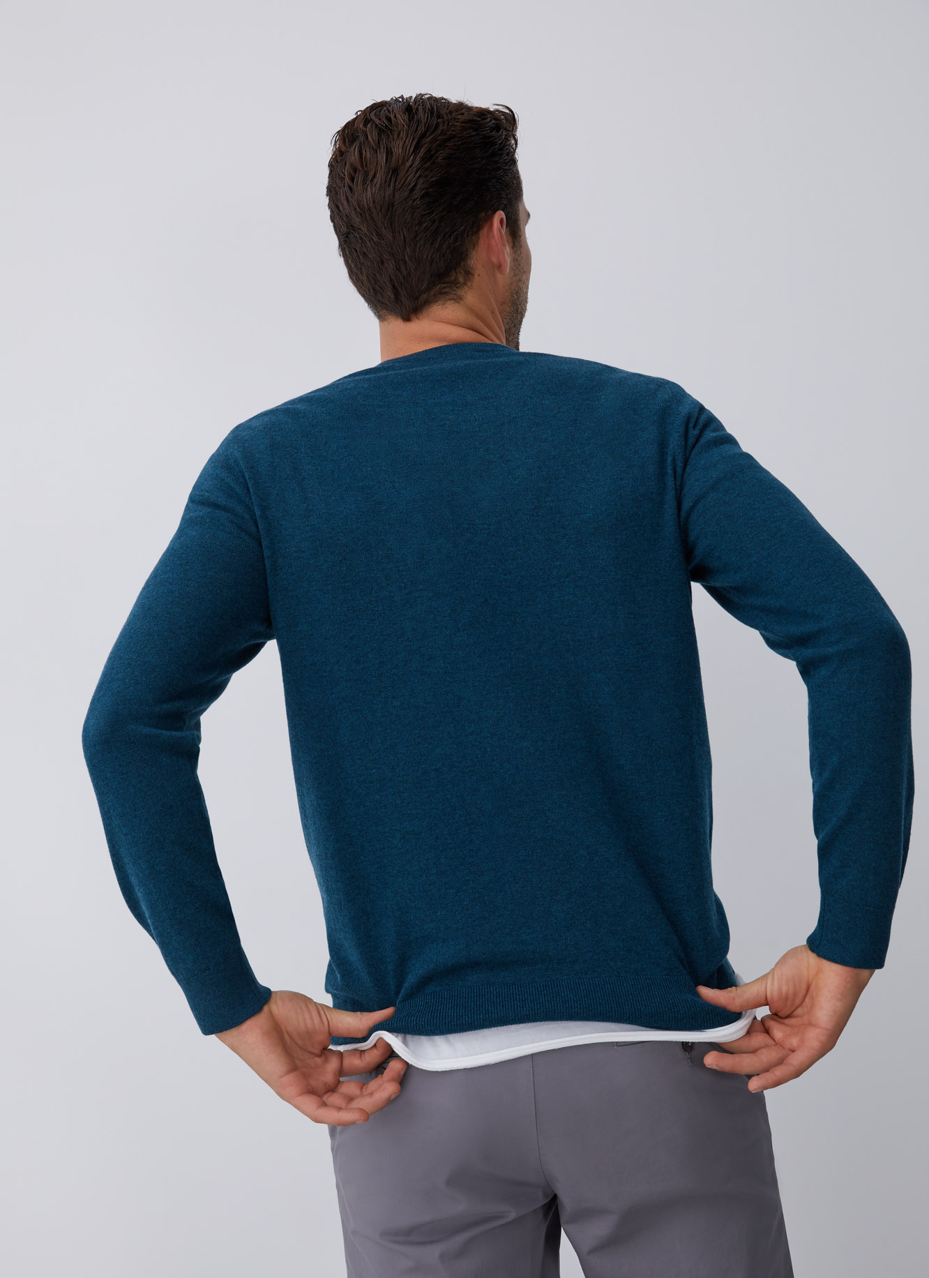 Jersey en merino con cuello pico image number 1