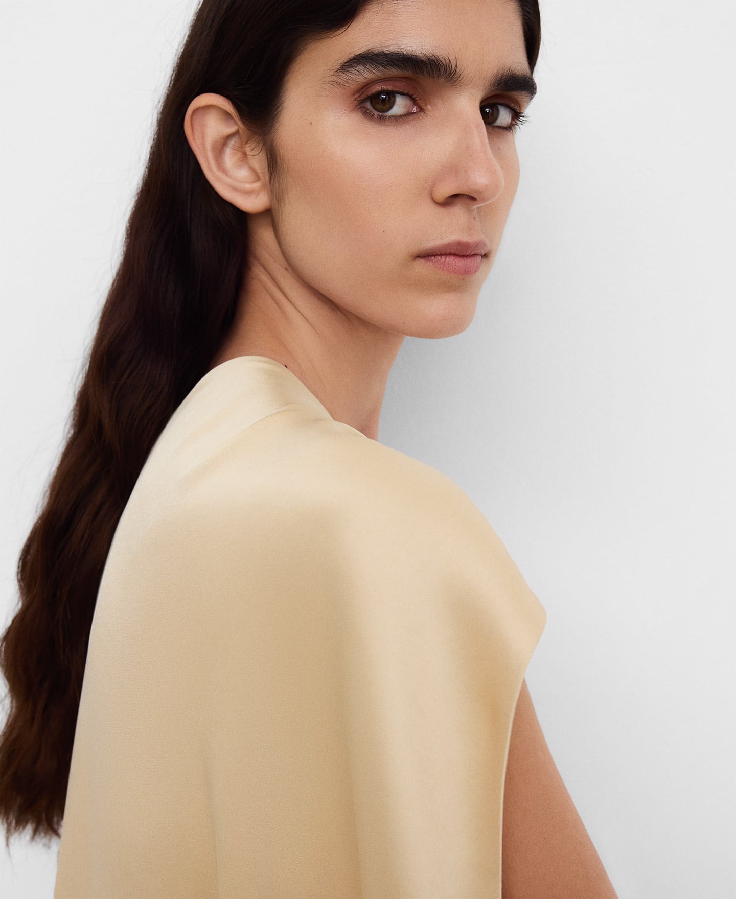 Long satin dress with a back cape image number 3
