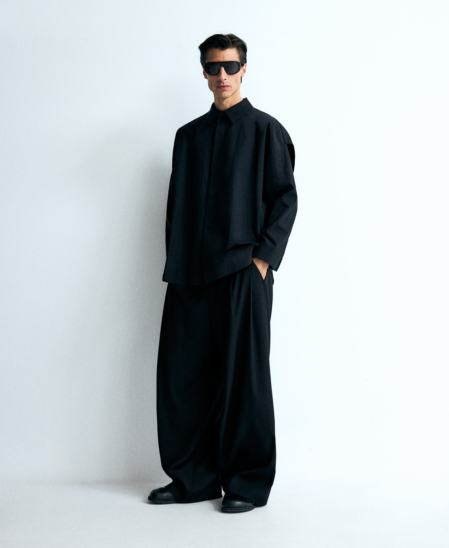 Camisa oversize capa en espalda hombre image number 1