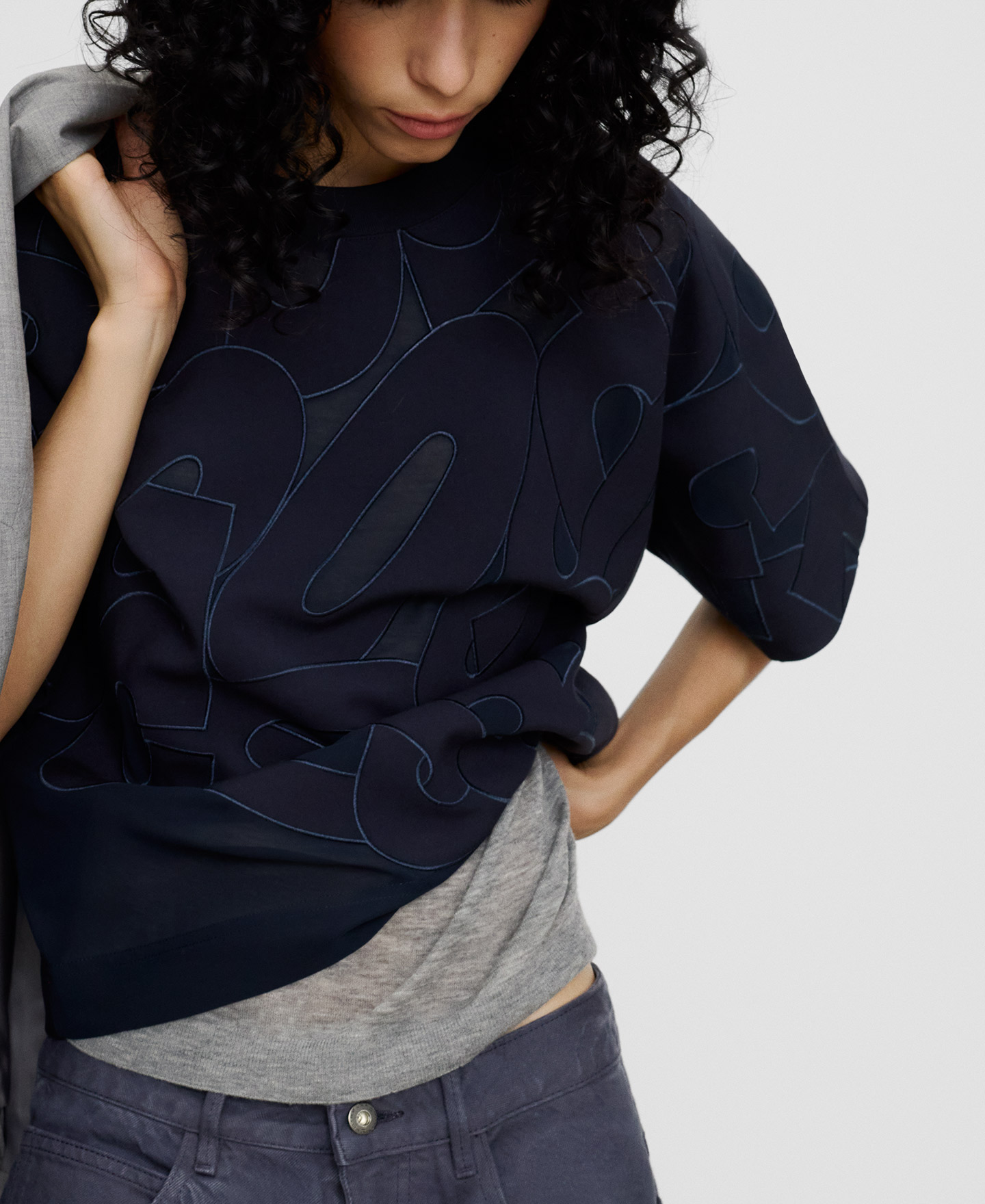 Camiseta boxy calada 50 aniversario image number 3