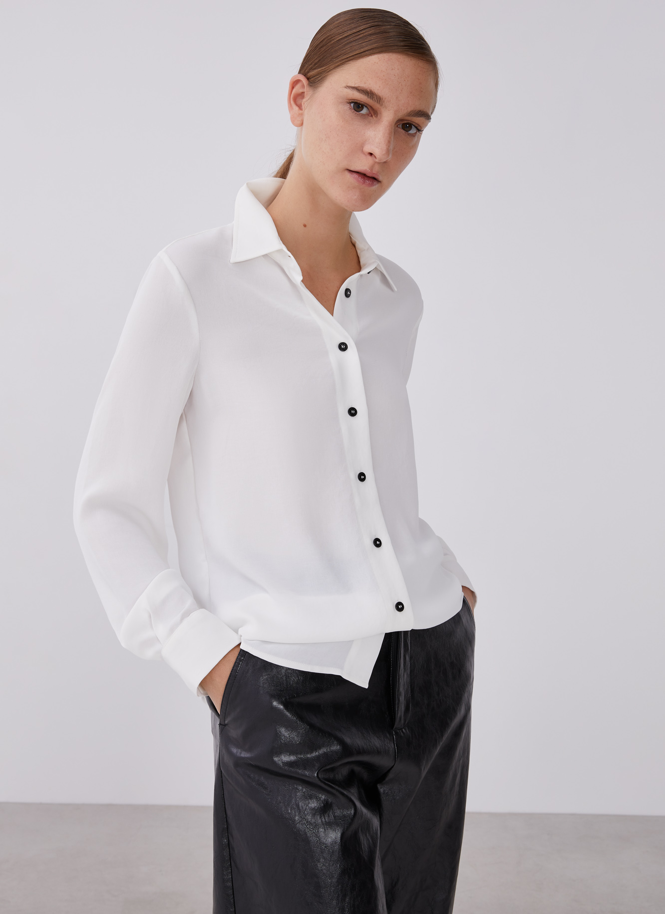 Shirt with contrasting buttons image number 0