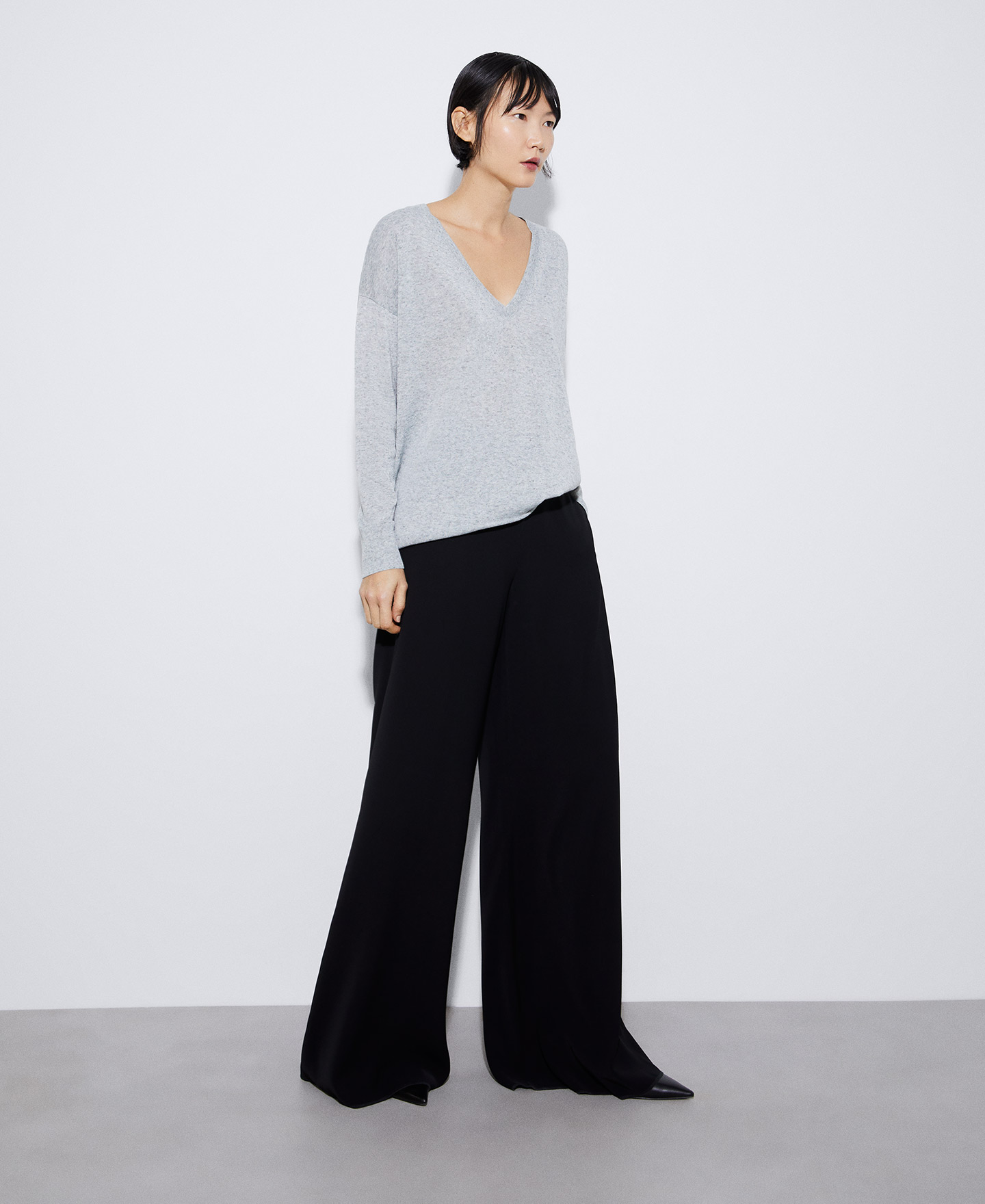 Linen and polyester neckline sweater image number 1