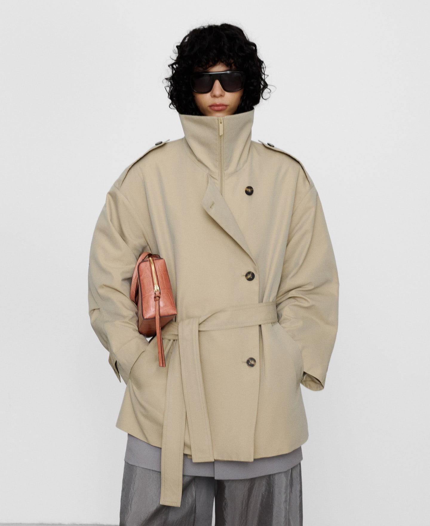Kurzer Kreuz-Trenchcoat mit Trichterhals image number 0