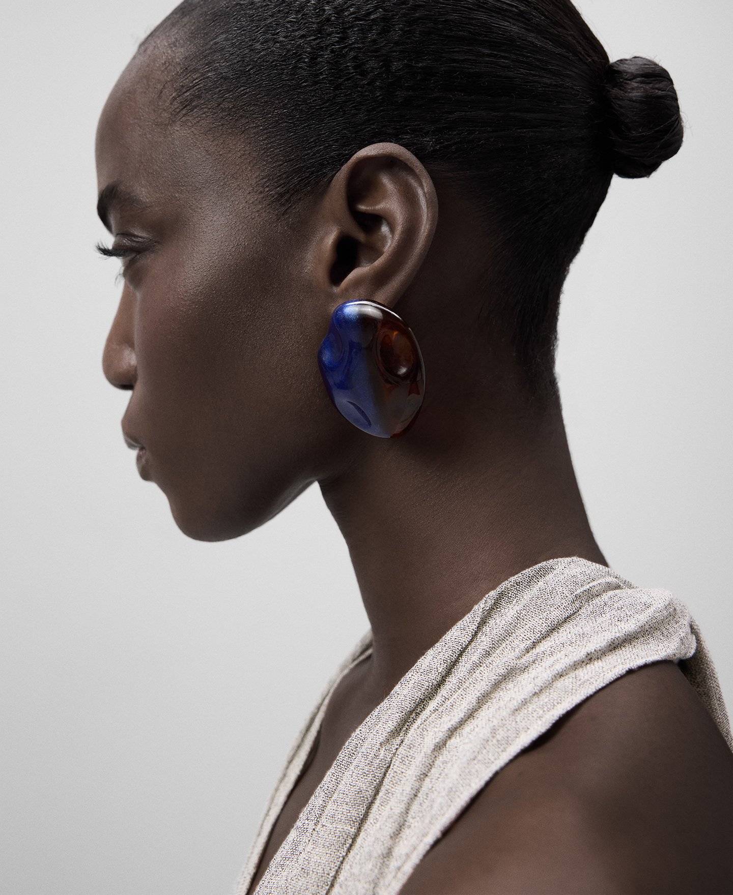Two-tone resin earrings woman image number 3