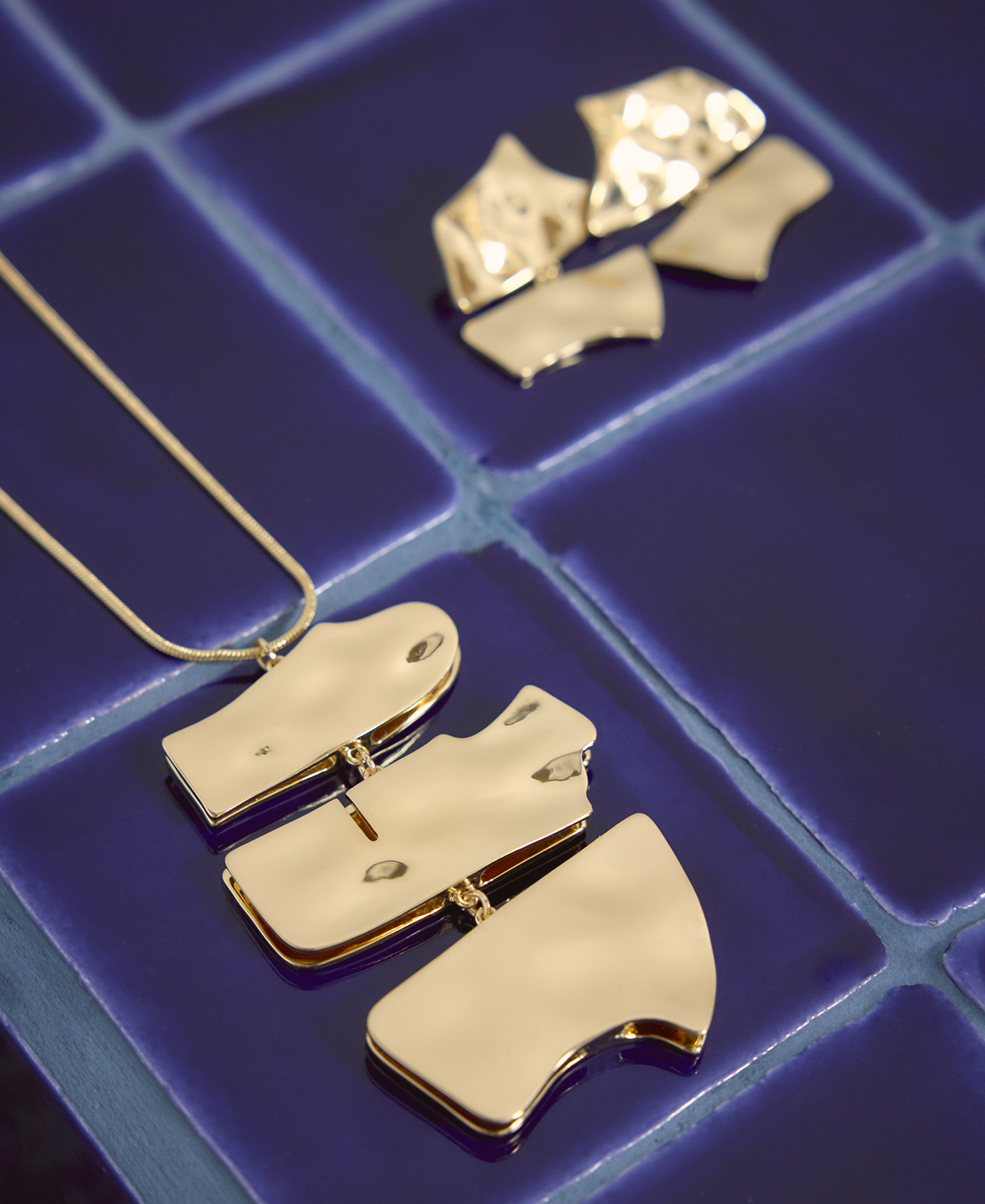 Movable metallic piece necklace woman image number 3