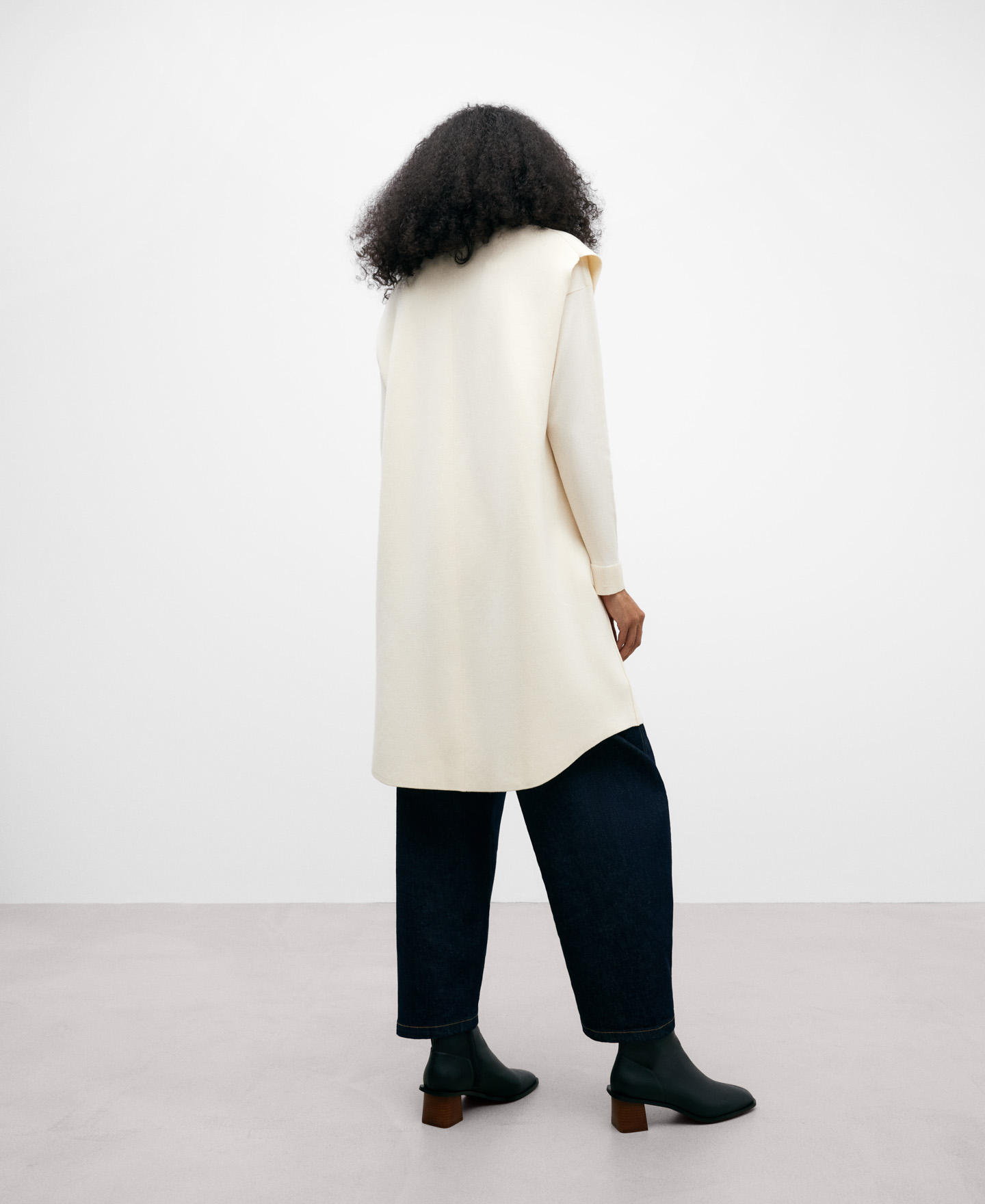 Double-fronted knitted waistcoat woman image number 2