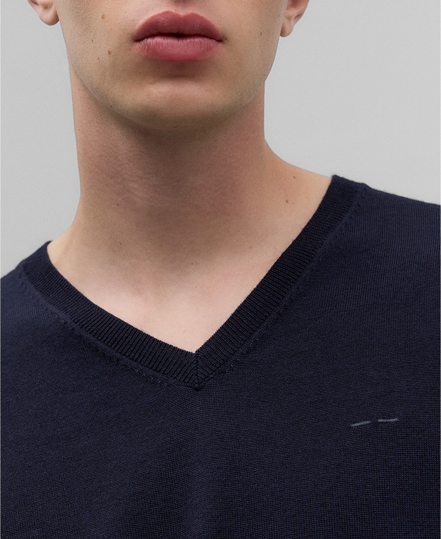 Jersey cuello pico lana merino hombre image number 3