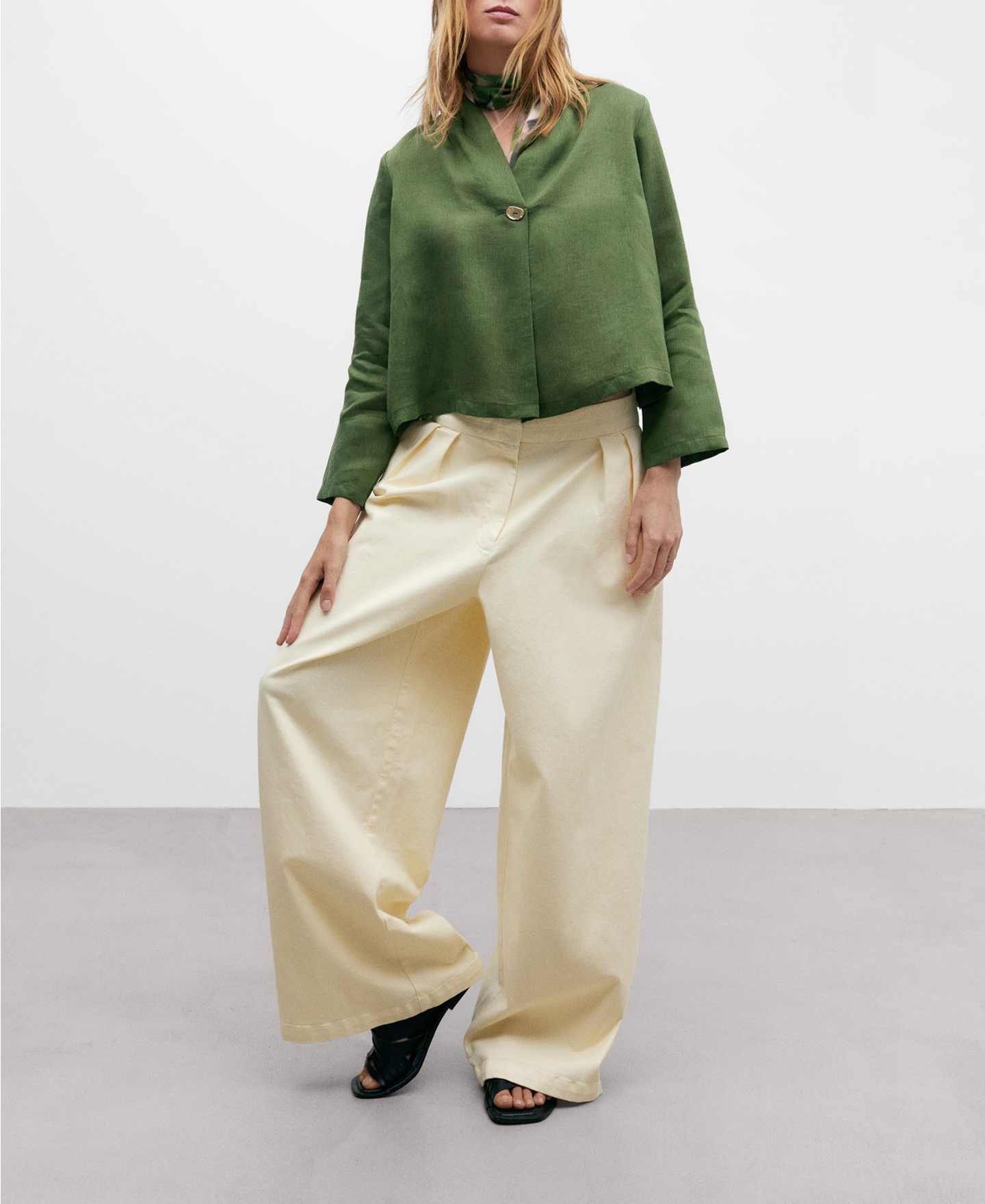 Blusa escote pico image number 1