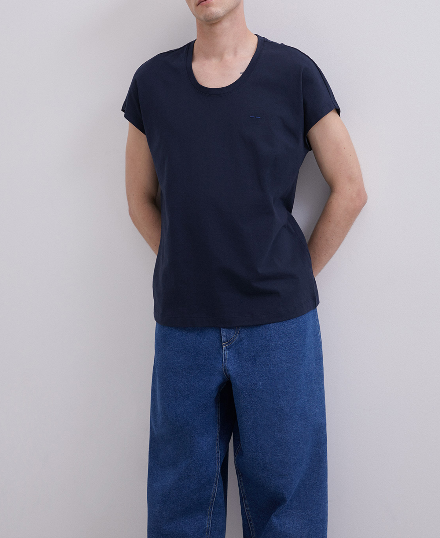 Camiseta azul cuello redondo image number 2
