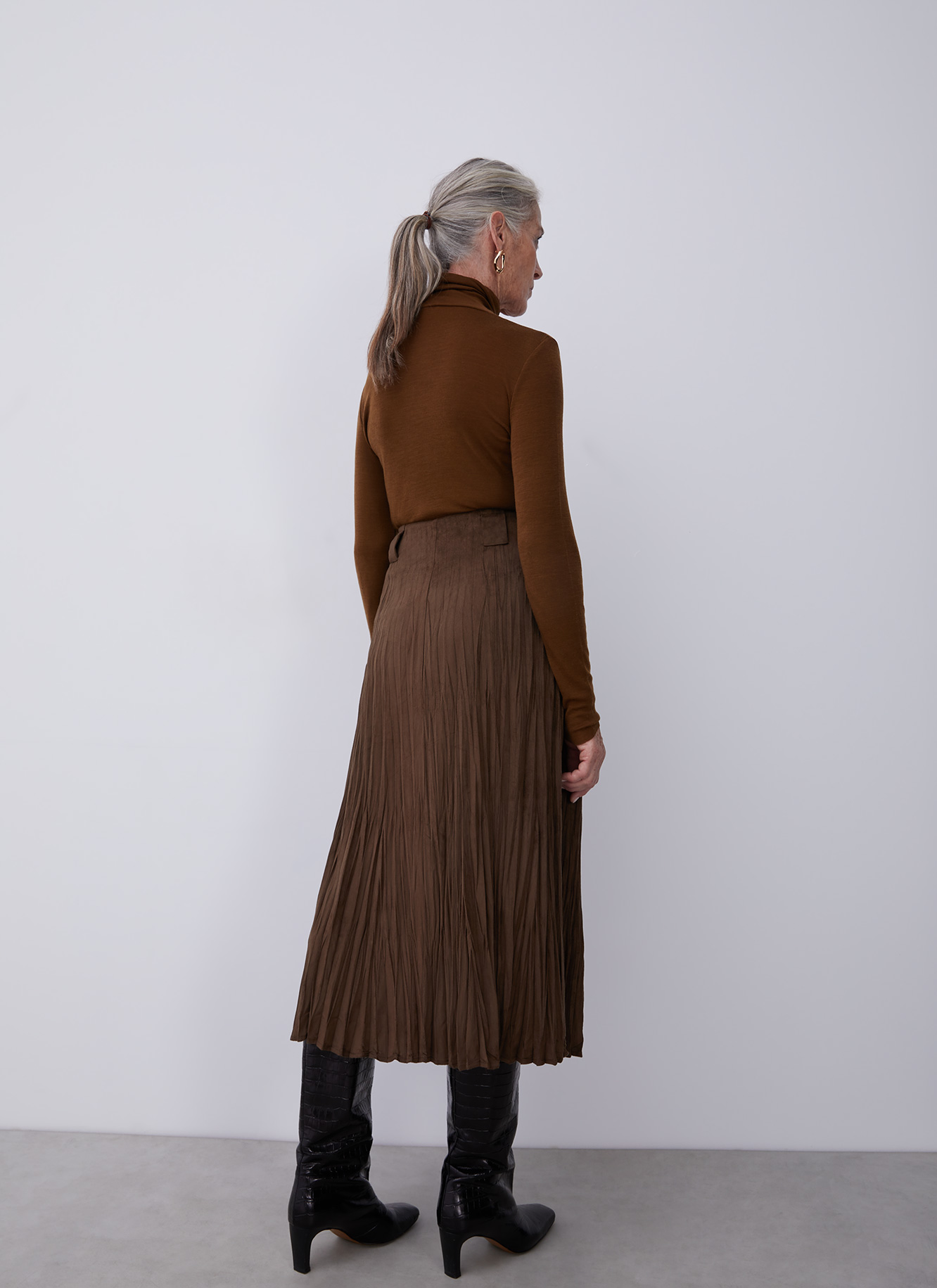 Wrinkled suedette midi skirt image number 1