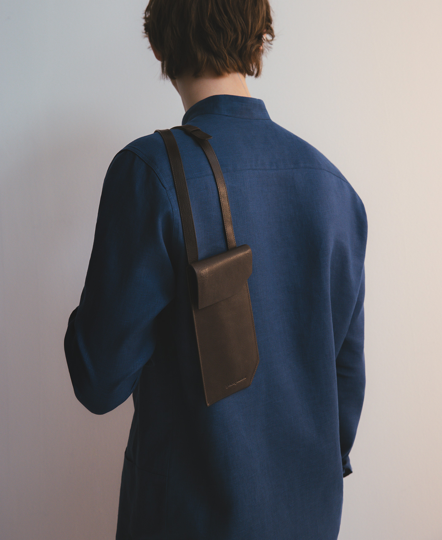 Responsible leather phone holder man image number 4