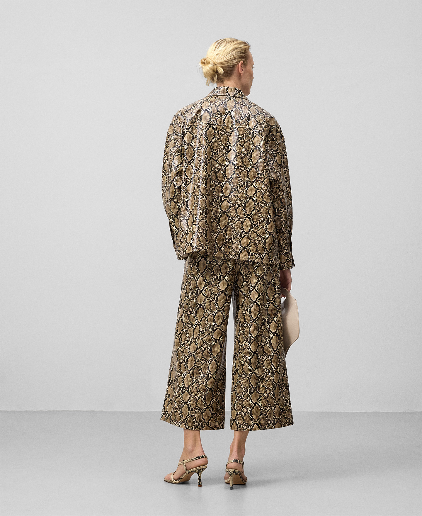 Sobrecamisa animal print mujer image number 2
