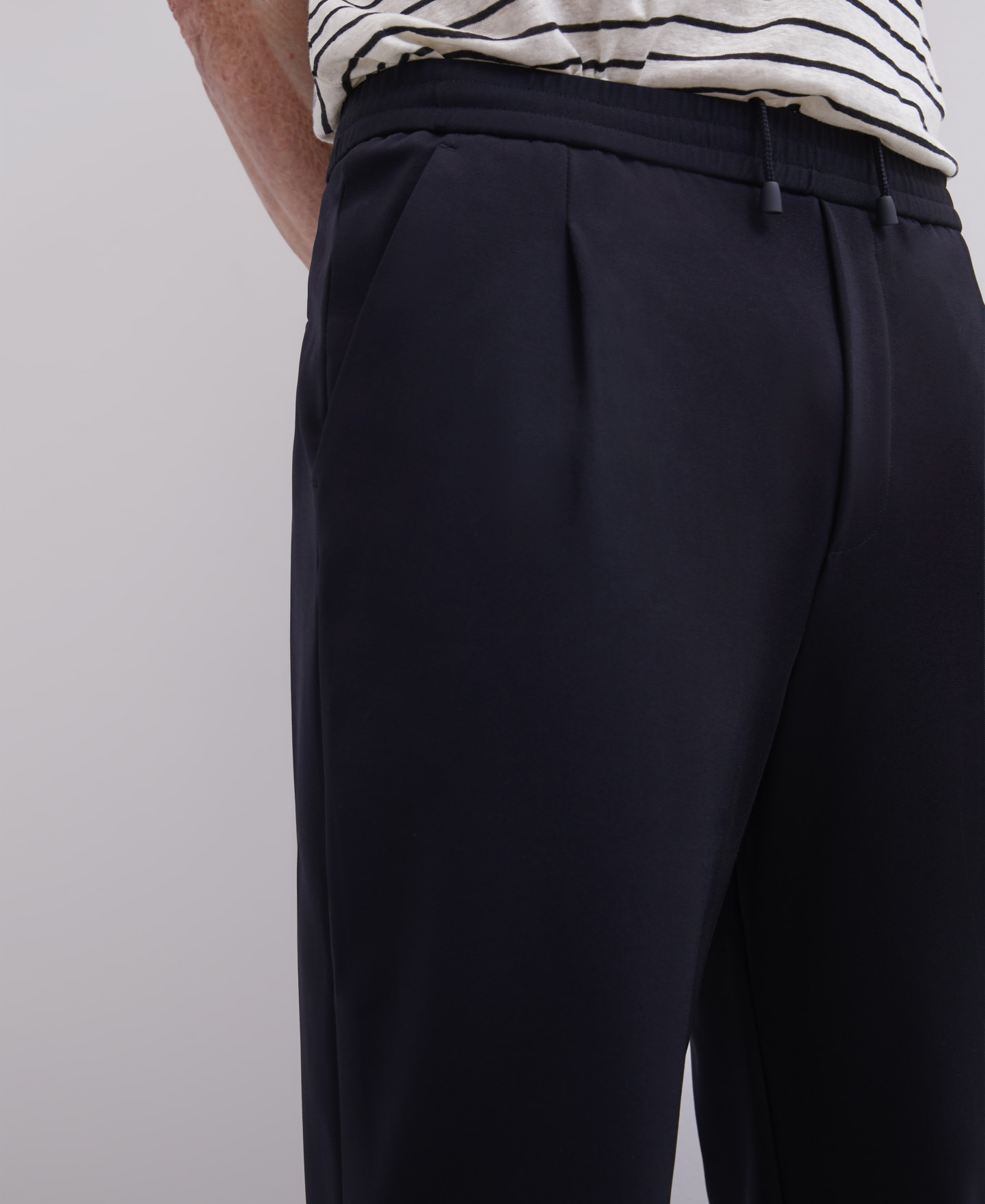 Pantalón silueta zanahoria en nylon image number 2
