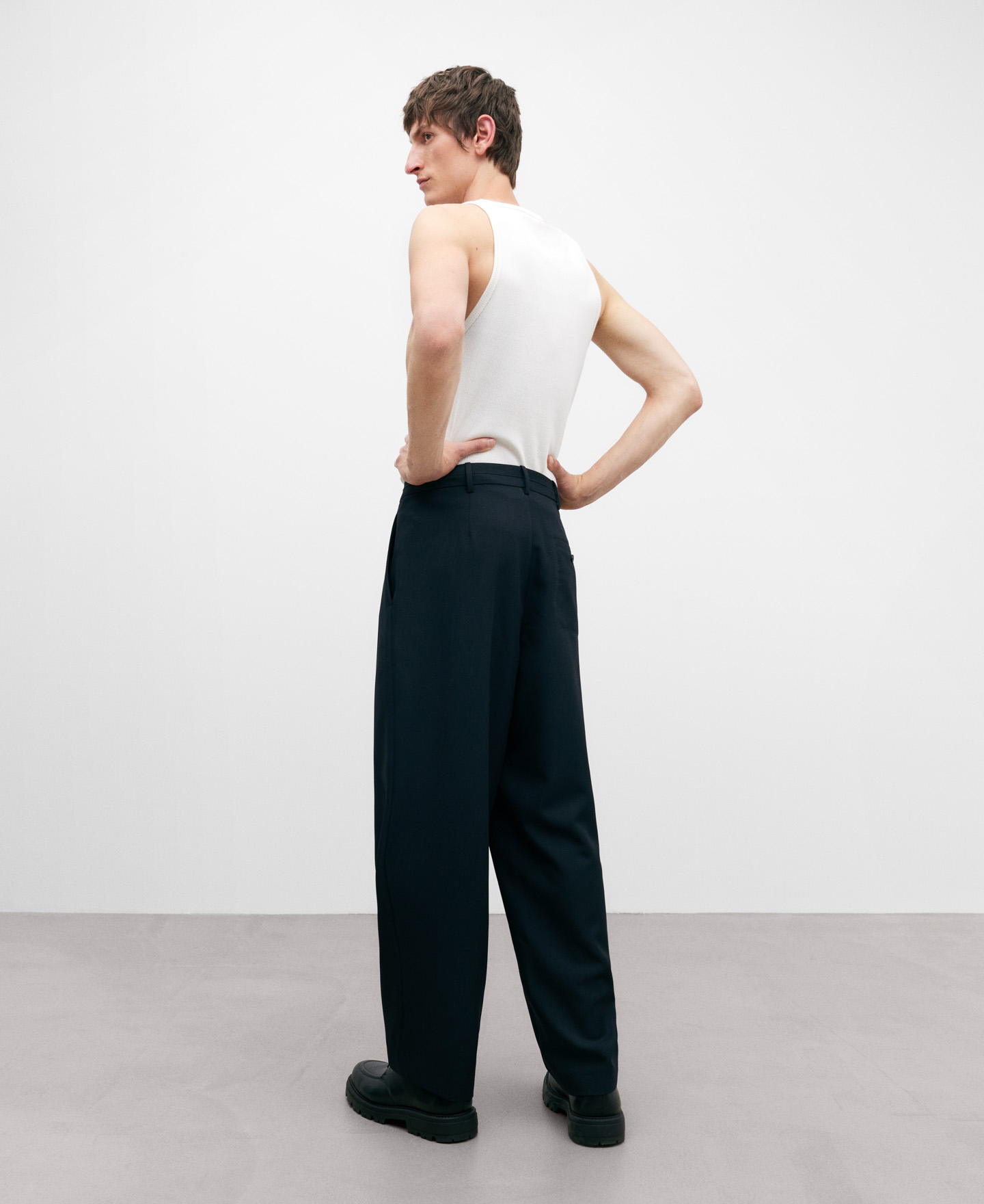 Pantalón sastre ancho negro hombre image number 2