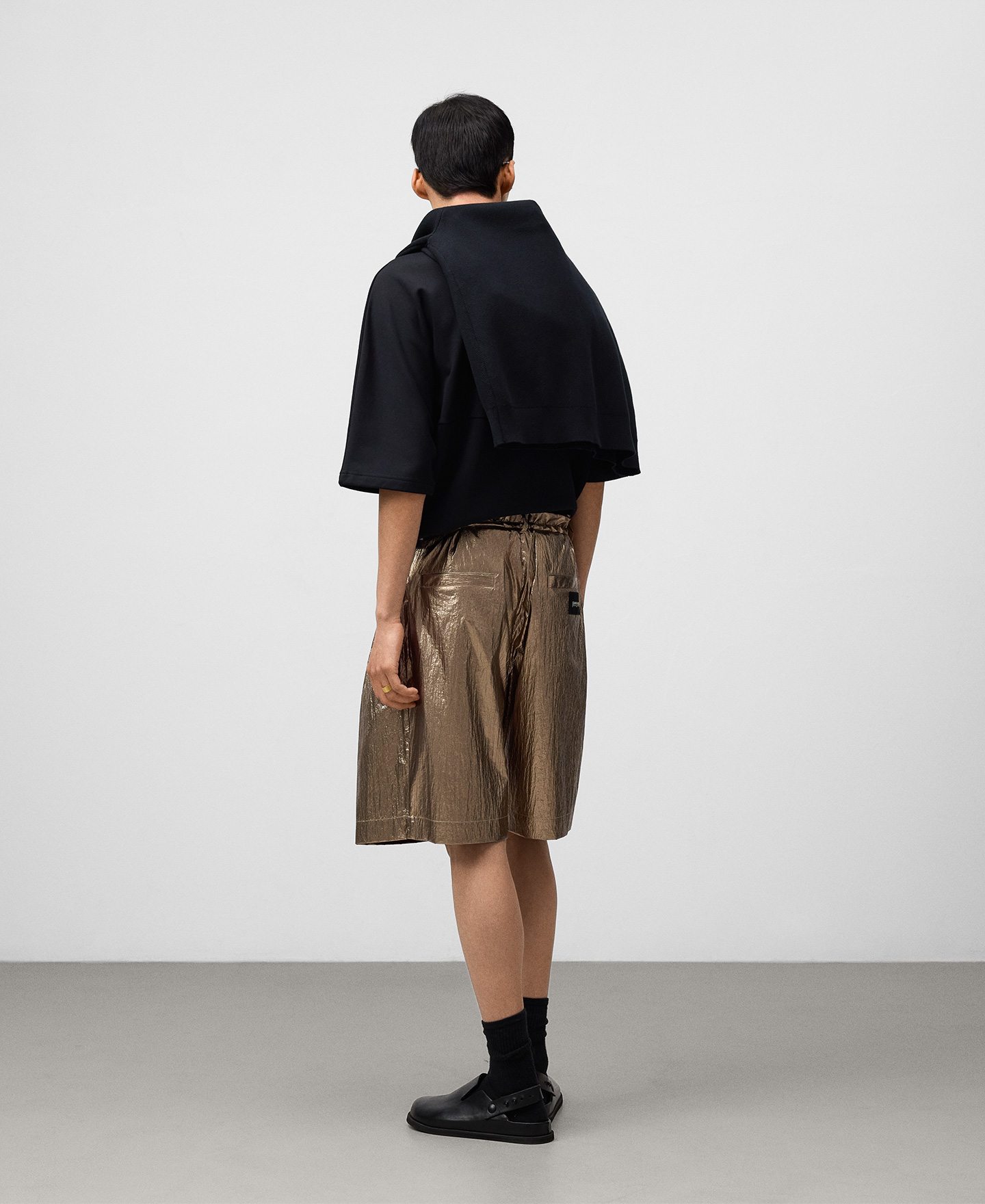 Bermuda metalizada relaxed fit hombre image number 2