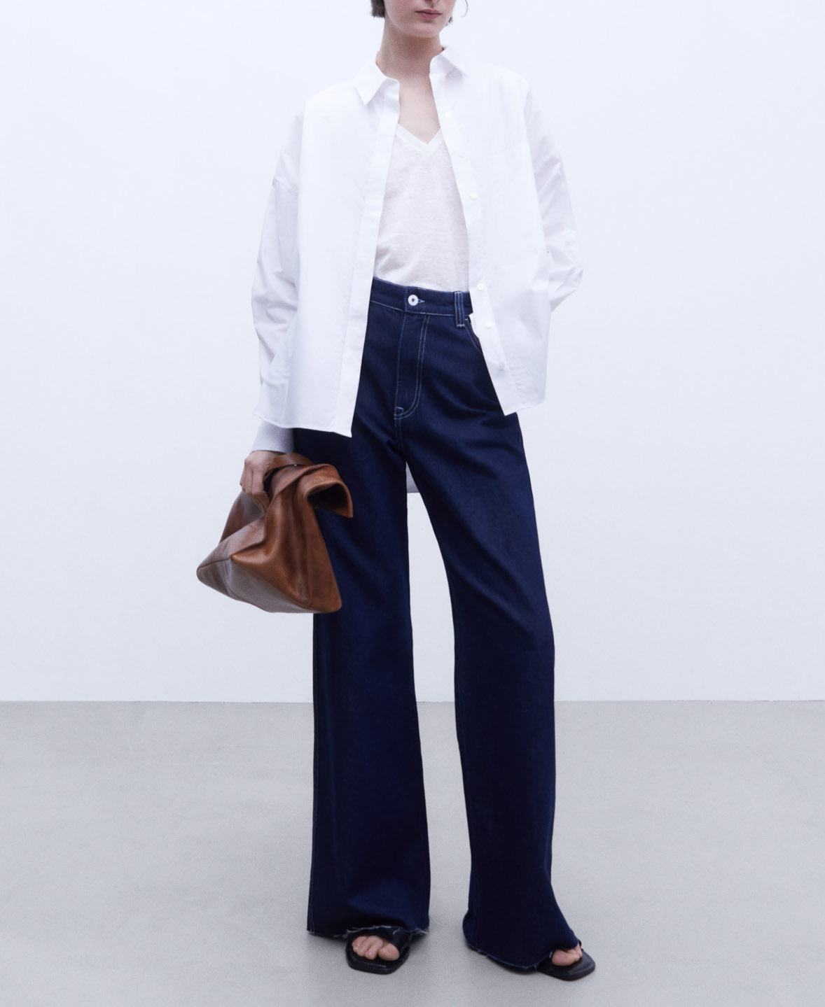 V-neckline linen T-shirt image number 1