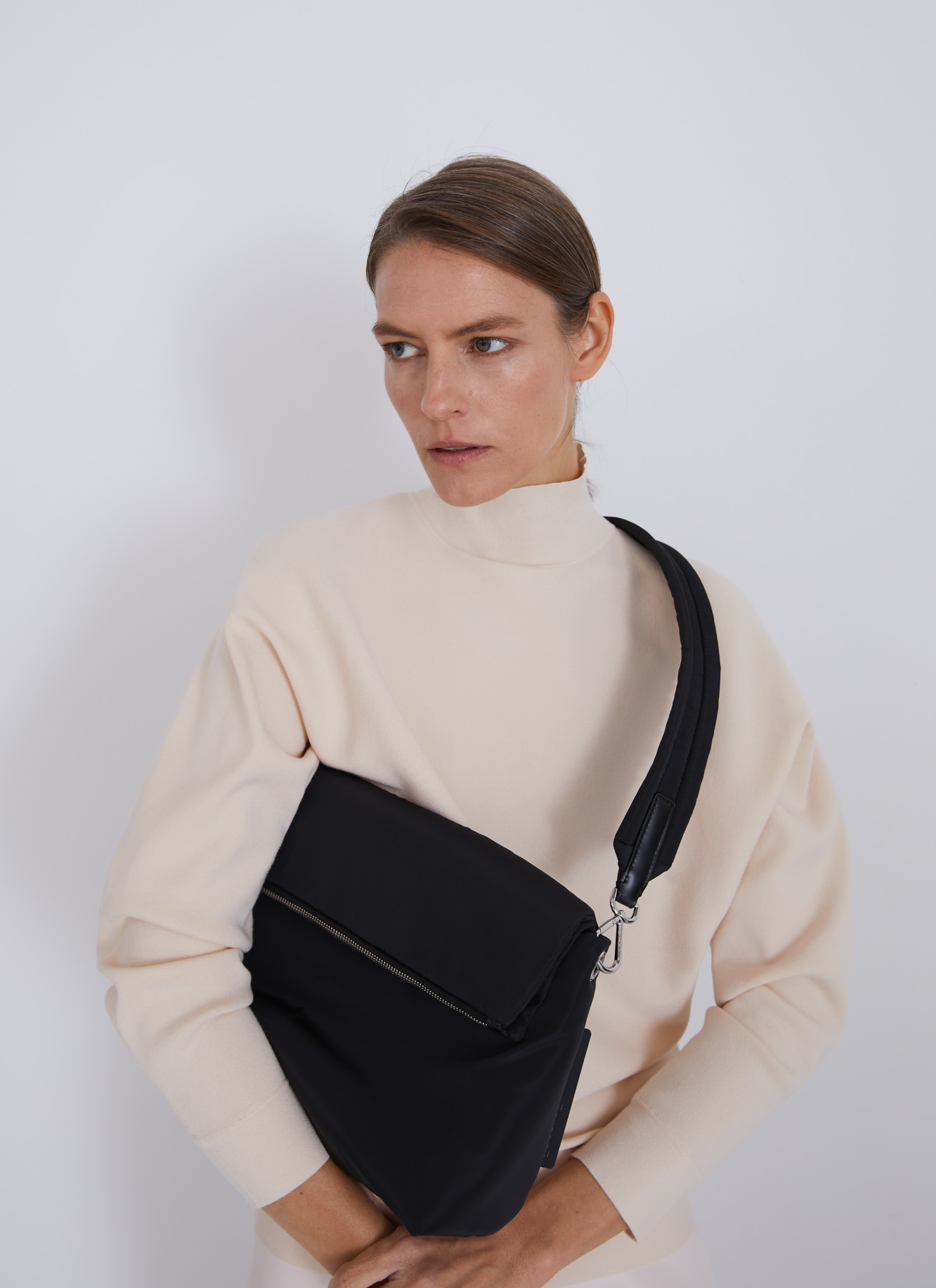 Bolso acolchado en nylon técnico image number 4