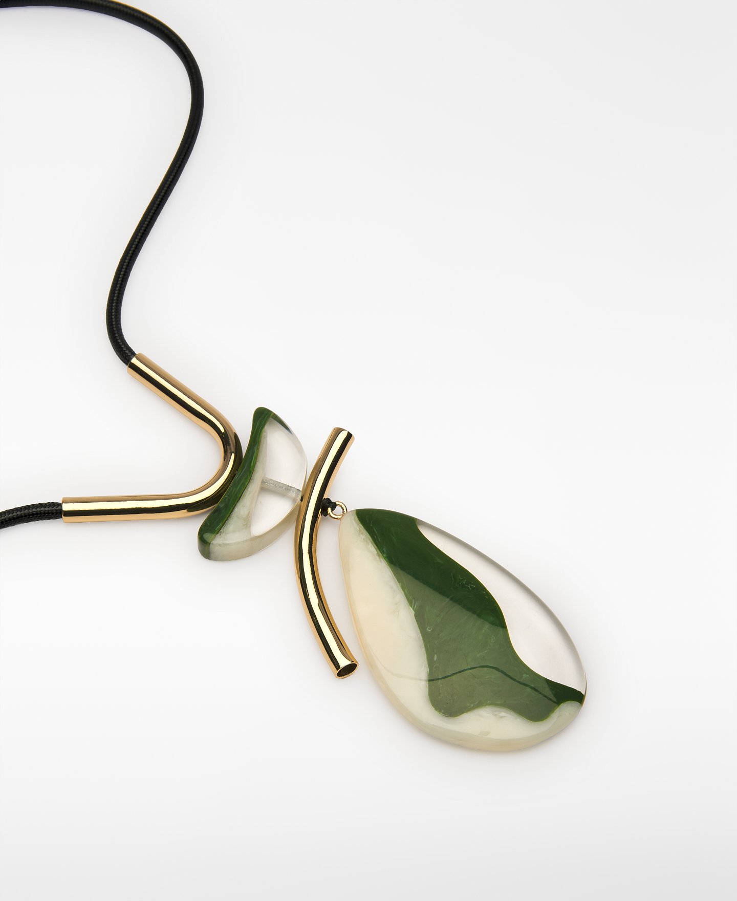 Collier &agrave; &eacute;l&eacute;ments mobiles tricolore en r&eacute;sine image number 1