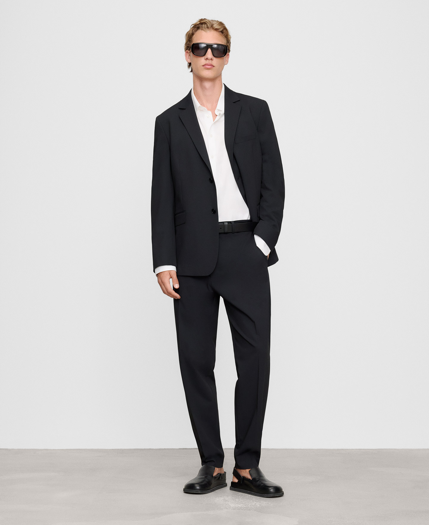 Slim fit spread collar shirt image number 1