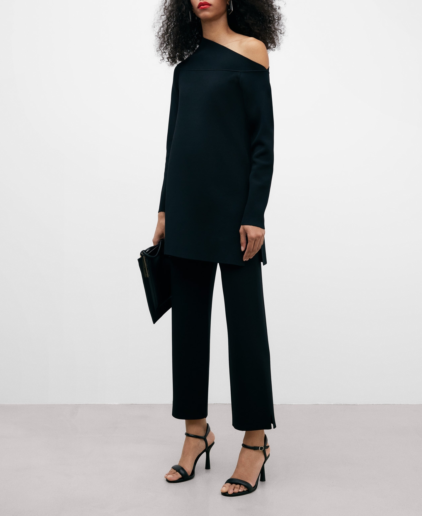 Black knitted trousers woman image number 1