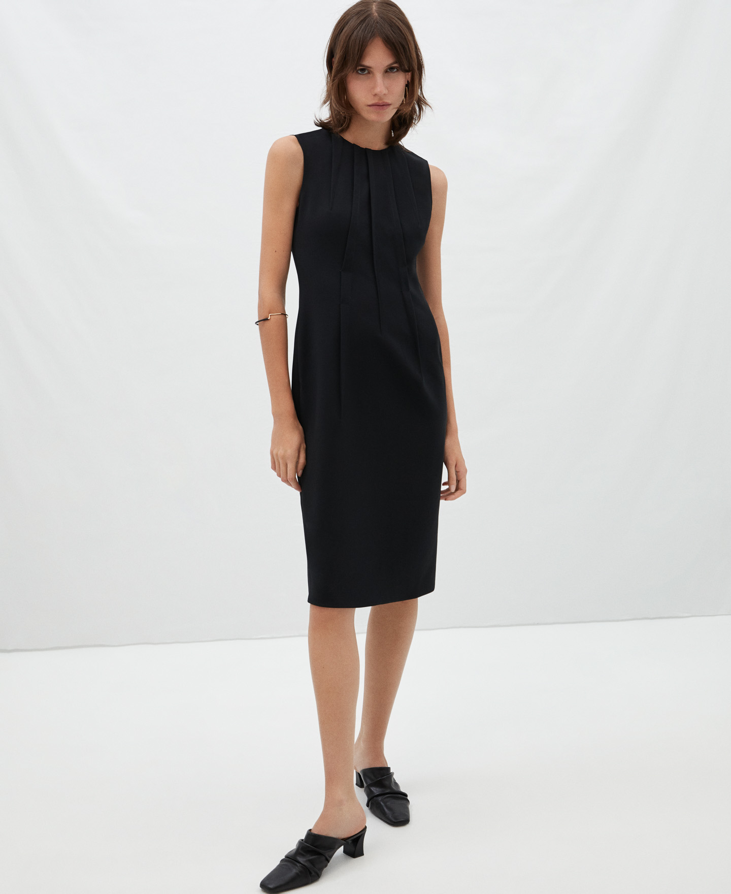 Sleeveless fitted dress image number 1